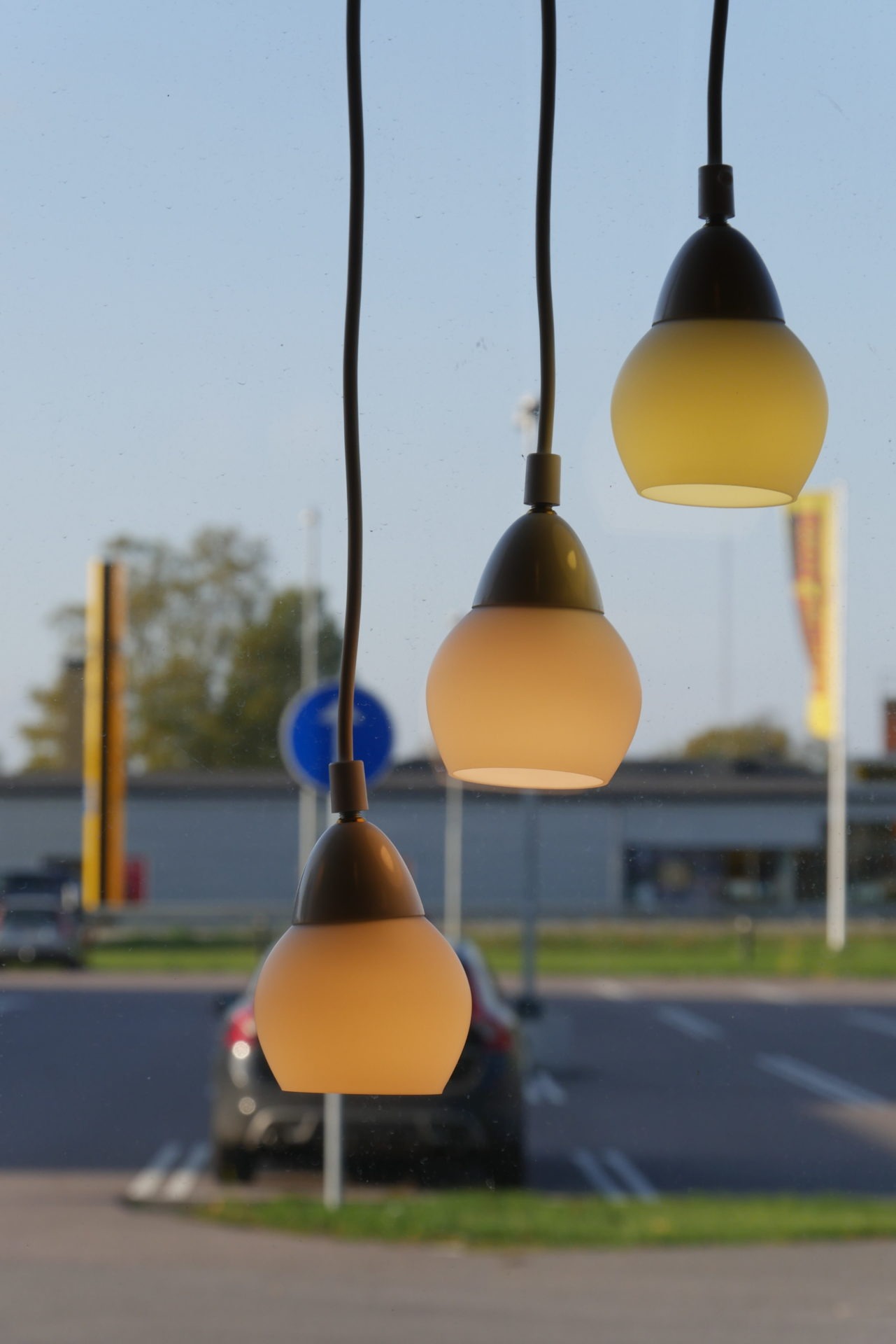 Läs mer om artikeln Hängande stilren fönsterlampa i opalglas. 10 cm ø