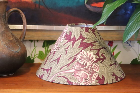 Läs mer om artikeln Handgjord lampskärm klädd i tyget Tulip, design William Morris&Co. 25 cm hög