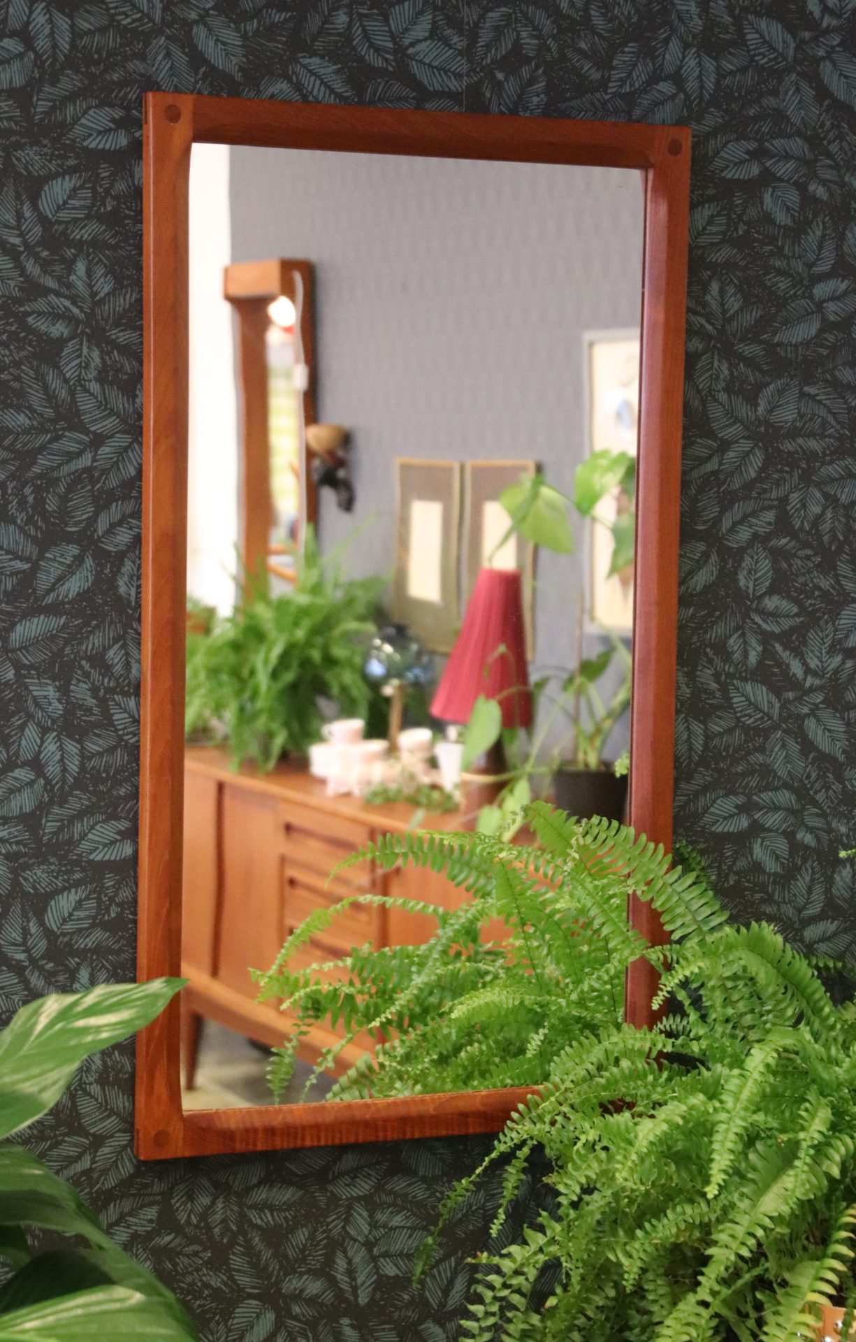 Läs mer om artikeln Aksel Kjersgaard Odder Danmark spegel 162 med ram i teak. 45×80 cm