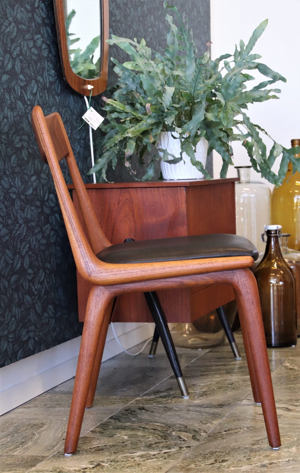 Läs mer om artikeln I butik/på lager! Alfred Christensen Boomerang stol modell 370 i teak. 48 cm bred