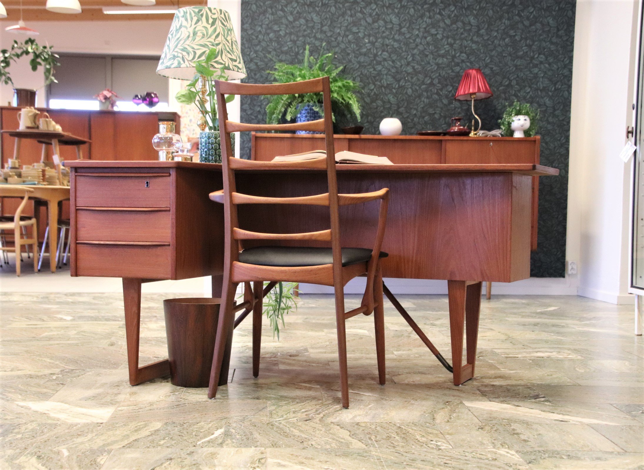 Läs mer om artikeln Peter Lövig Nielsen skrivbord modell Boomerang. 150x88x73 cm