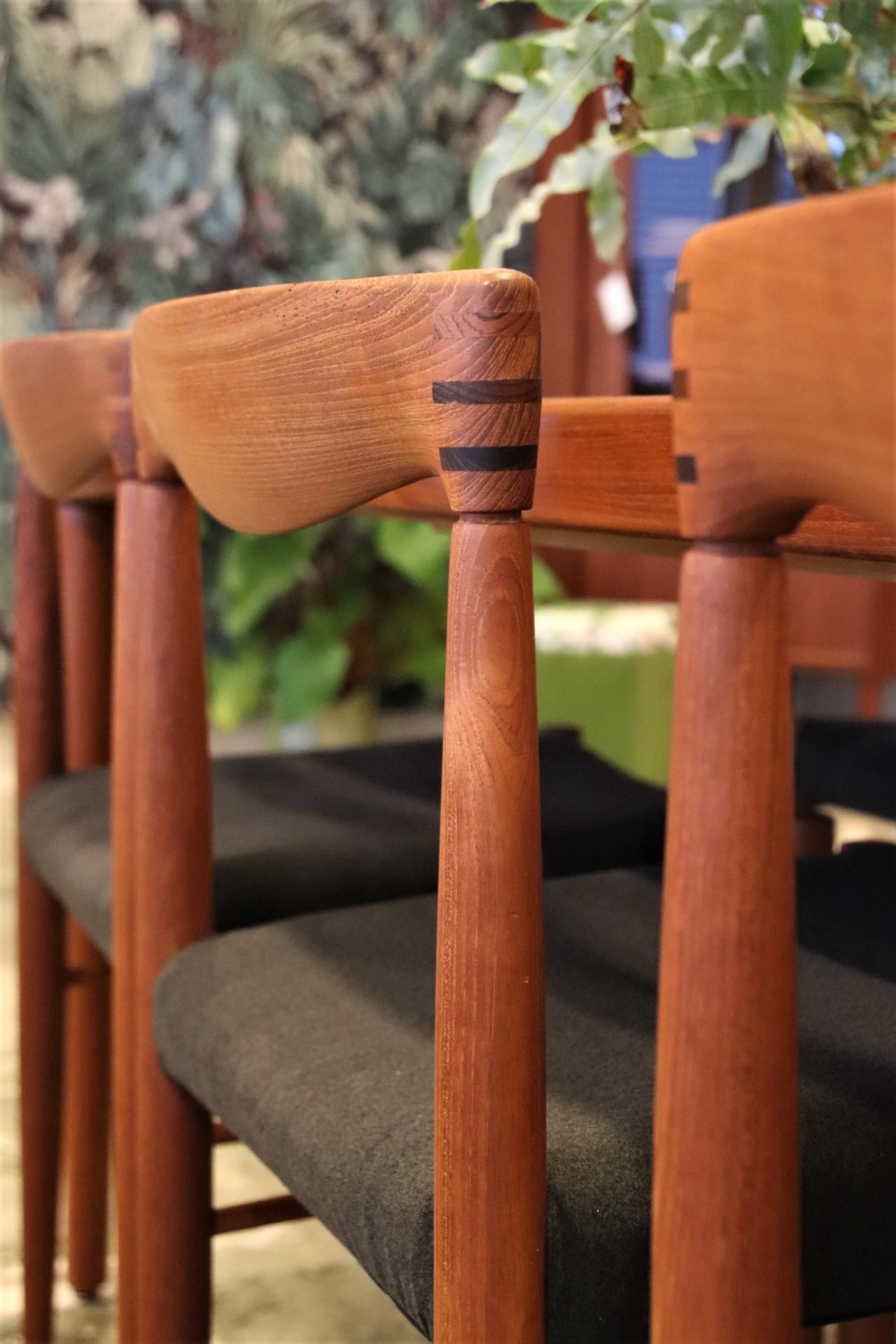 Läs mer om artikeln HW Klein Bramin Møbler stol i massiv teak. 48 cm bred