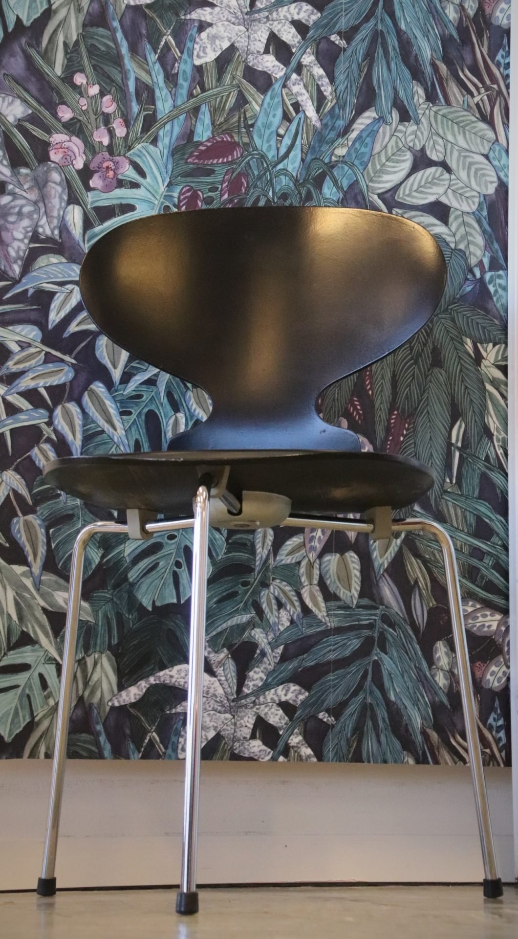 Läs mer om artikeln Arne Jacobsen stol 3101 Myran svartlackerad.