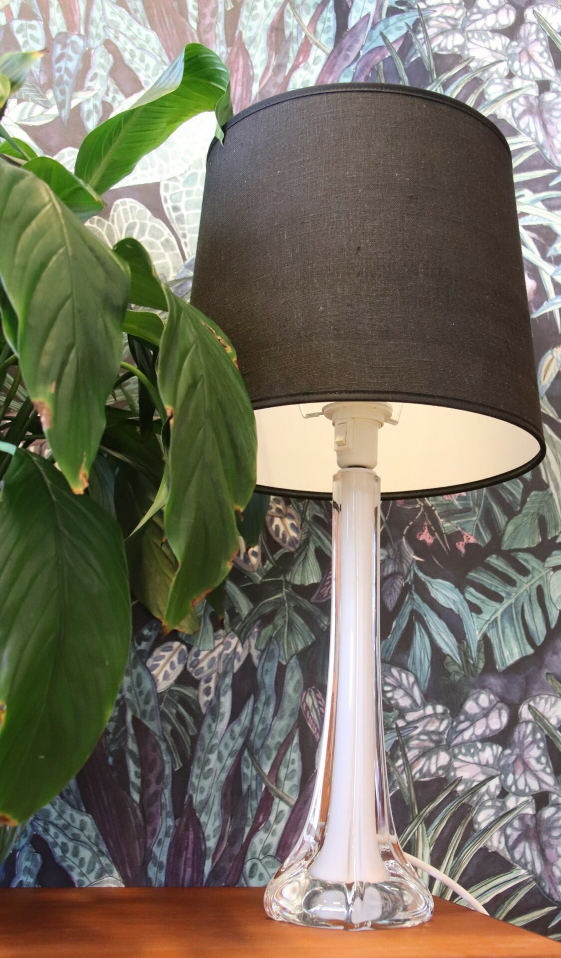 Läs mer om artikeln Paul Kedelv Flygsfors bordslampa i konstglas. 34 cm hög