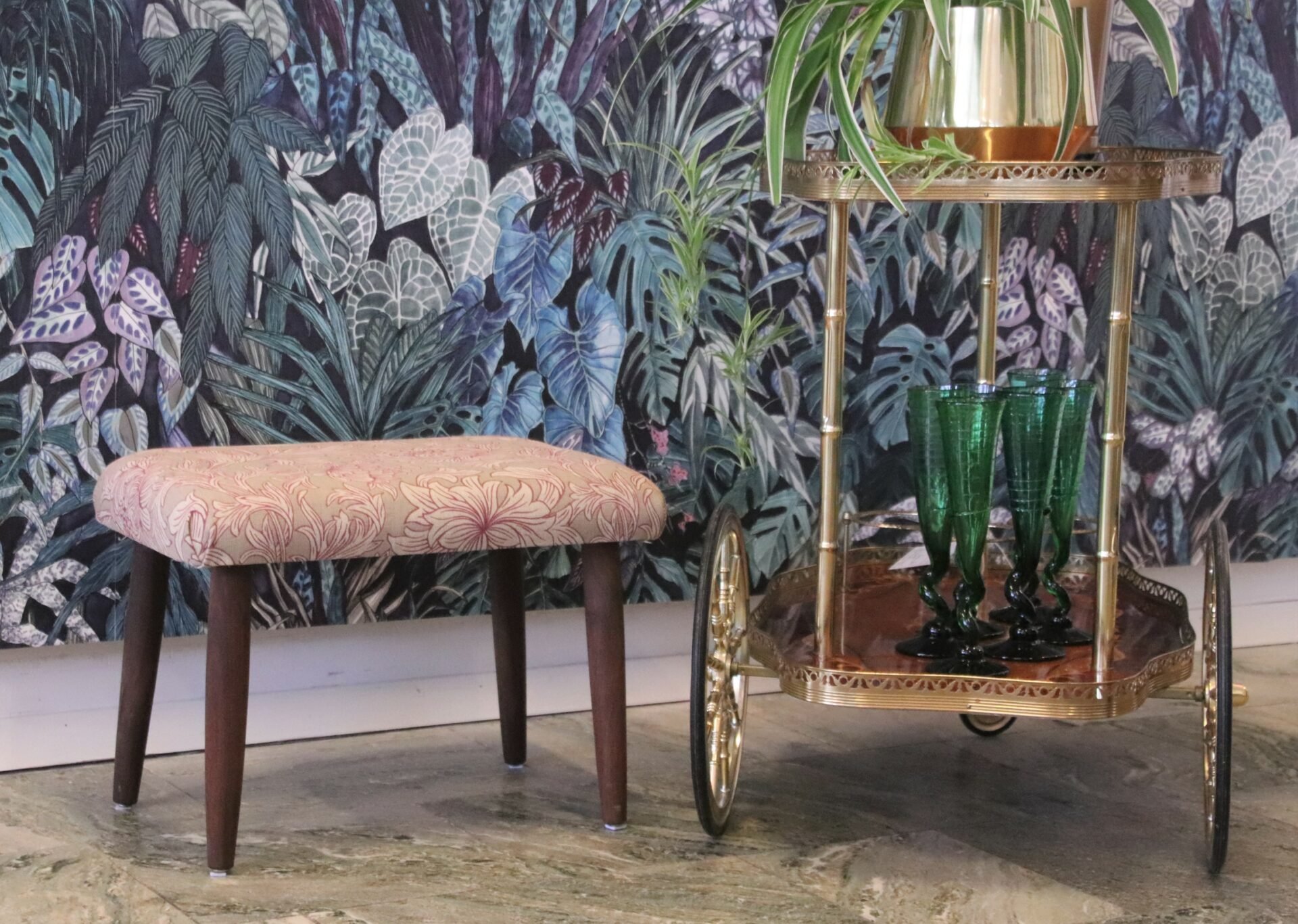 Läs mer om artikeln Dansk pall klädd i Chrysanthemum Toile, Morris & Co. 50x35x35 cm