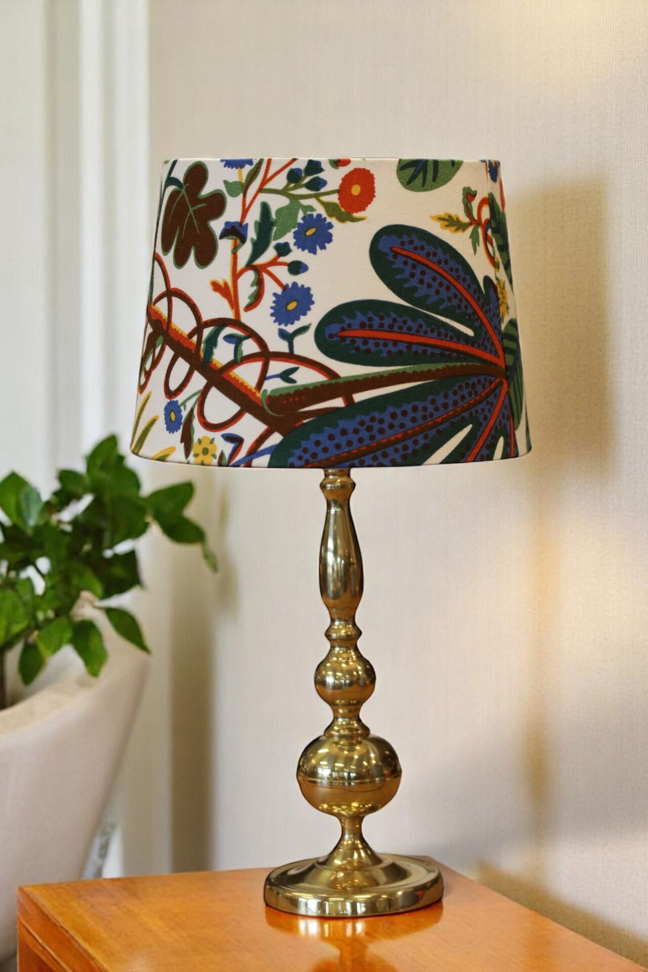 Läs mer om artikeln Dansk lampfot i mässing Kula på kula. 42 cm hög