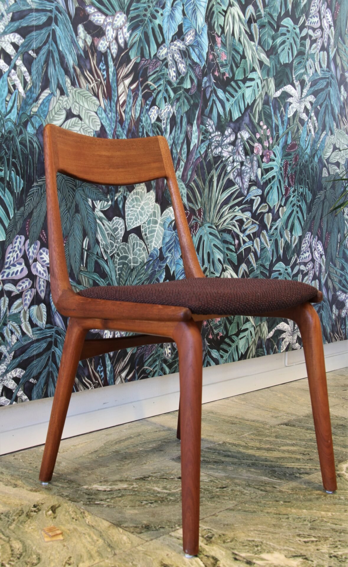 Läs mer om artikeln På ingång! Alfred Christensen Boomerang stol modell 370 i teak. 46 cm bred