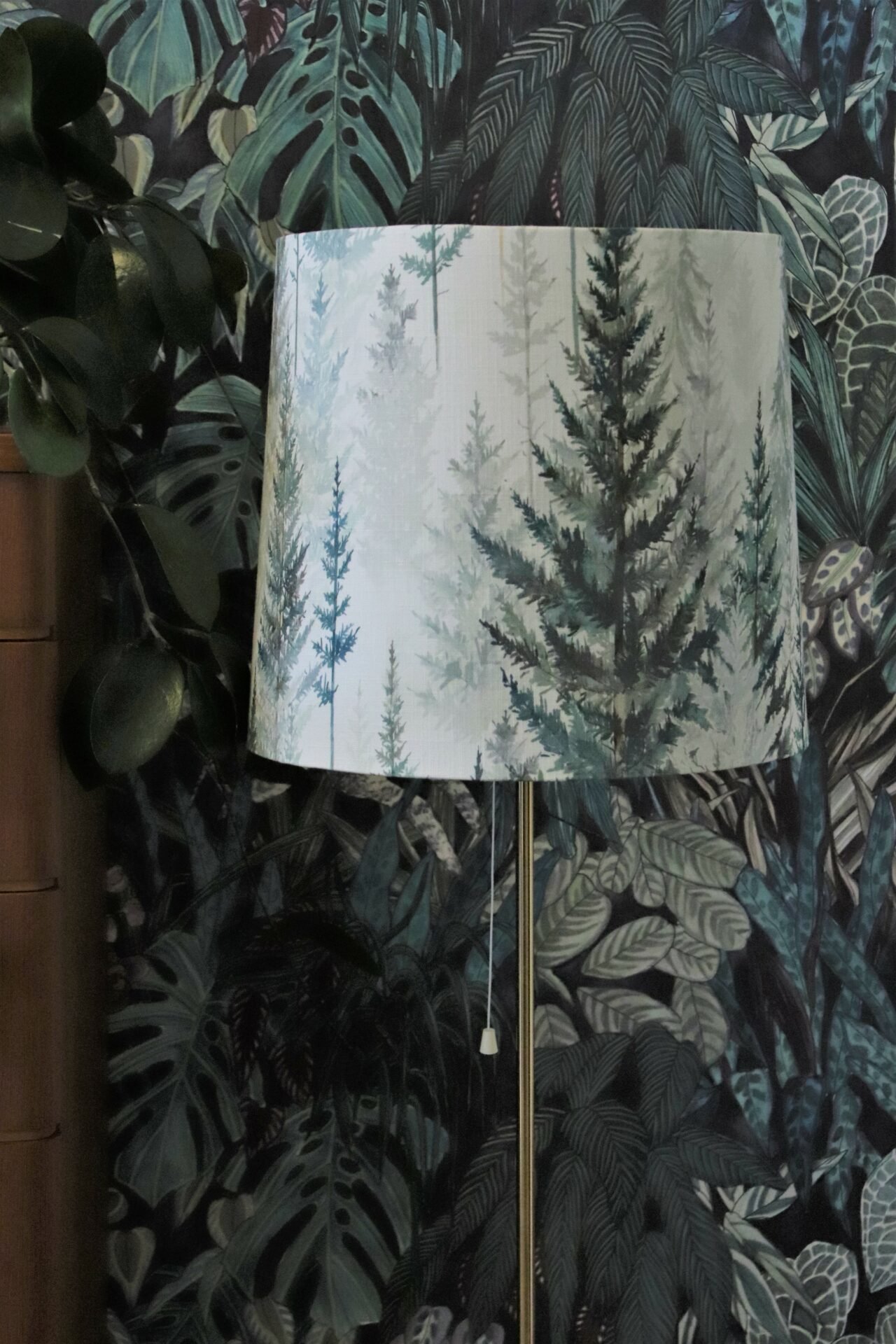 Läs mer om artikeln Lampskärm Juniper Pine Forest i grönt. 36 cm ø