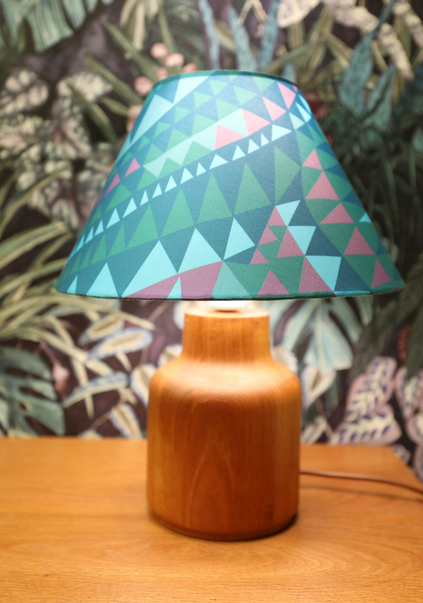 Läs mer om artikeln Handgjord lampskärm klädd i Simpukka, Metsovaara. 19 cm hög