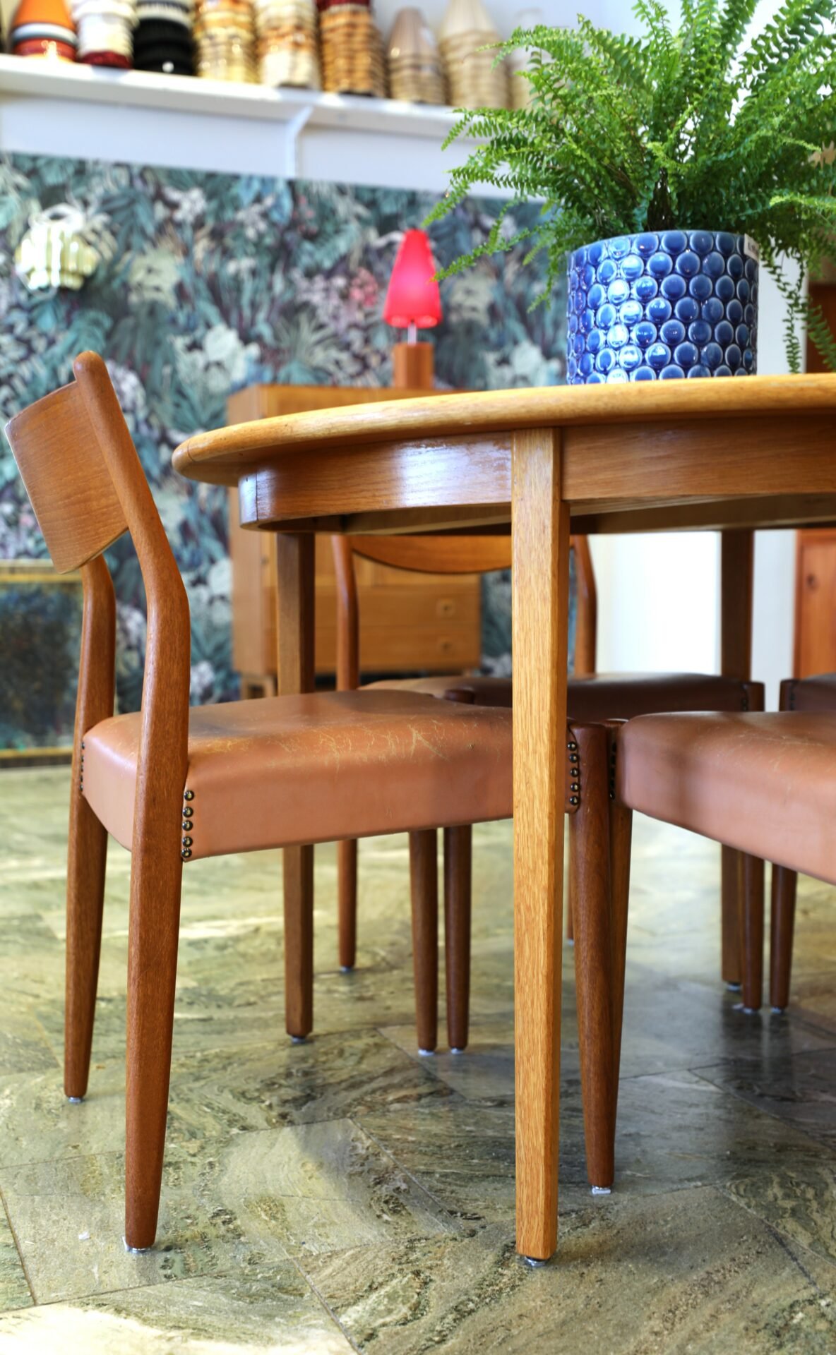 Läs mer om artikeln Dansk stol i teak med sits i skinn. 48 cm bred