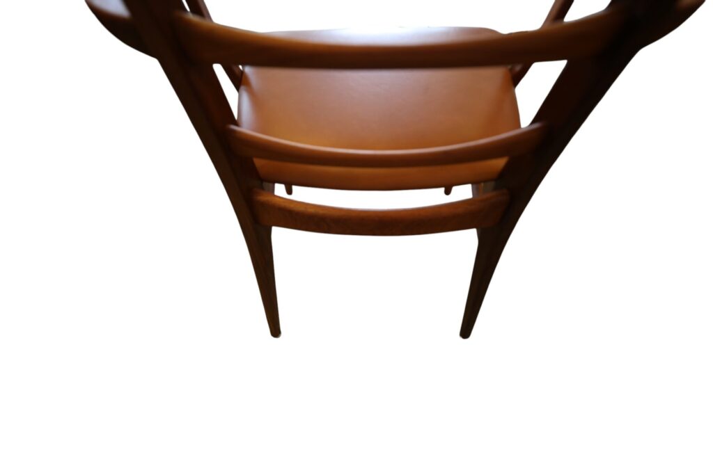 Karmstol Liz av Niels Koefoed i teak. 54 cm bred