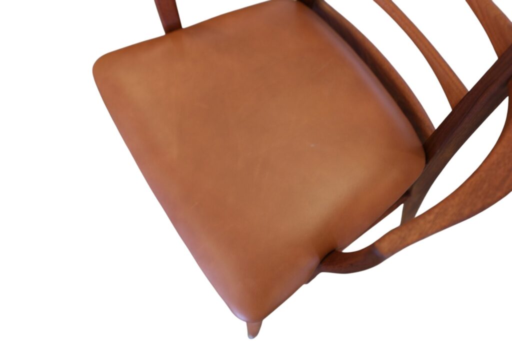 Karmstol Liz av Niels Koefoed i teak. 54 cm bred