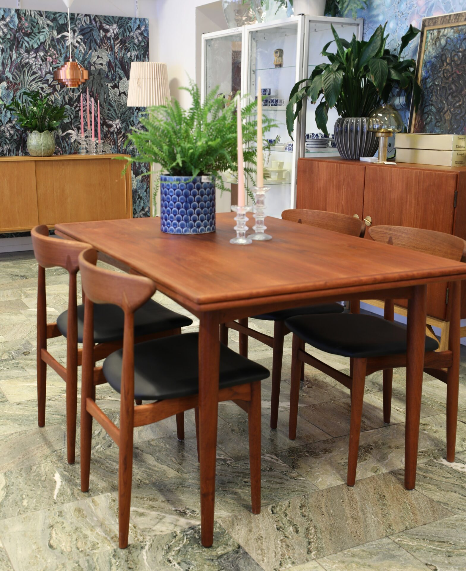 Läs mer om artikeln Danskt elegant matbord i teak med spolformade ben. 140x90x75+2×50 cm. Såld.