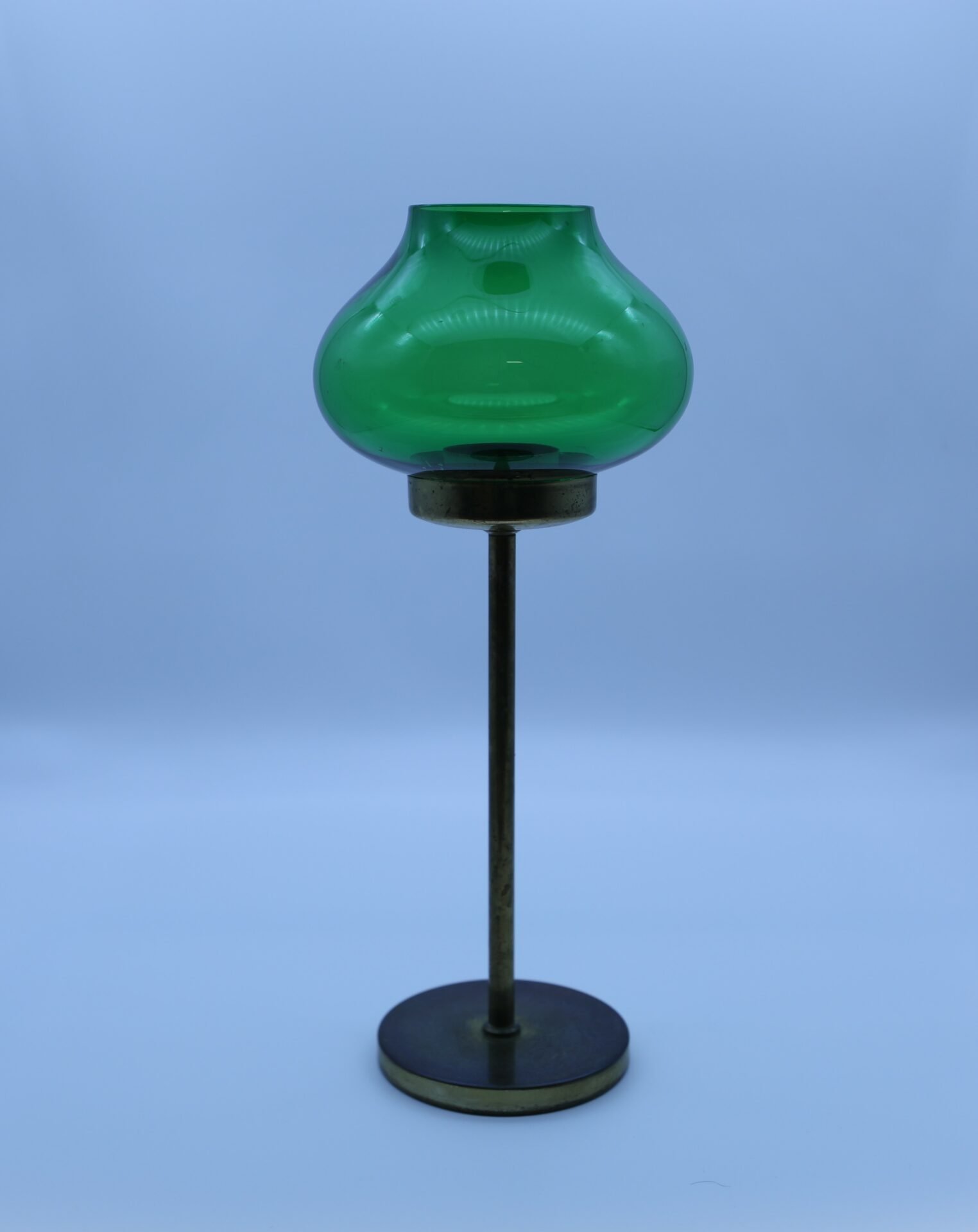 Läs mer om artikeln Hög ljuslykta i mässing med grön glaskupa. 30 cm hög. Såld.