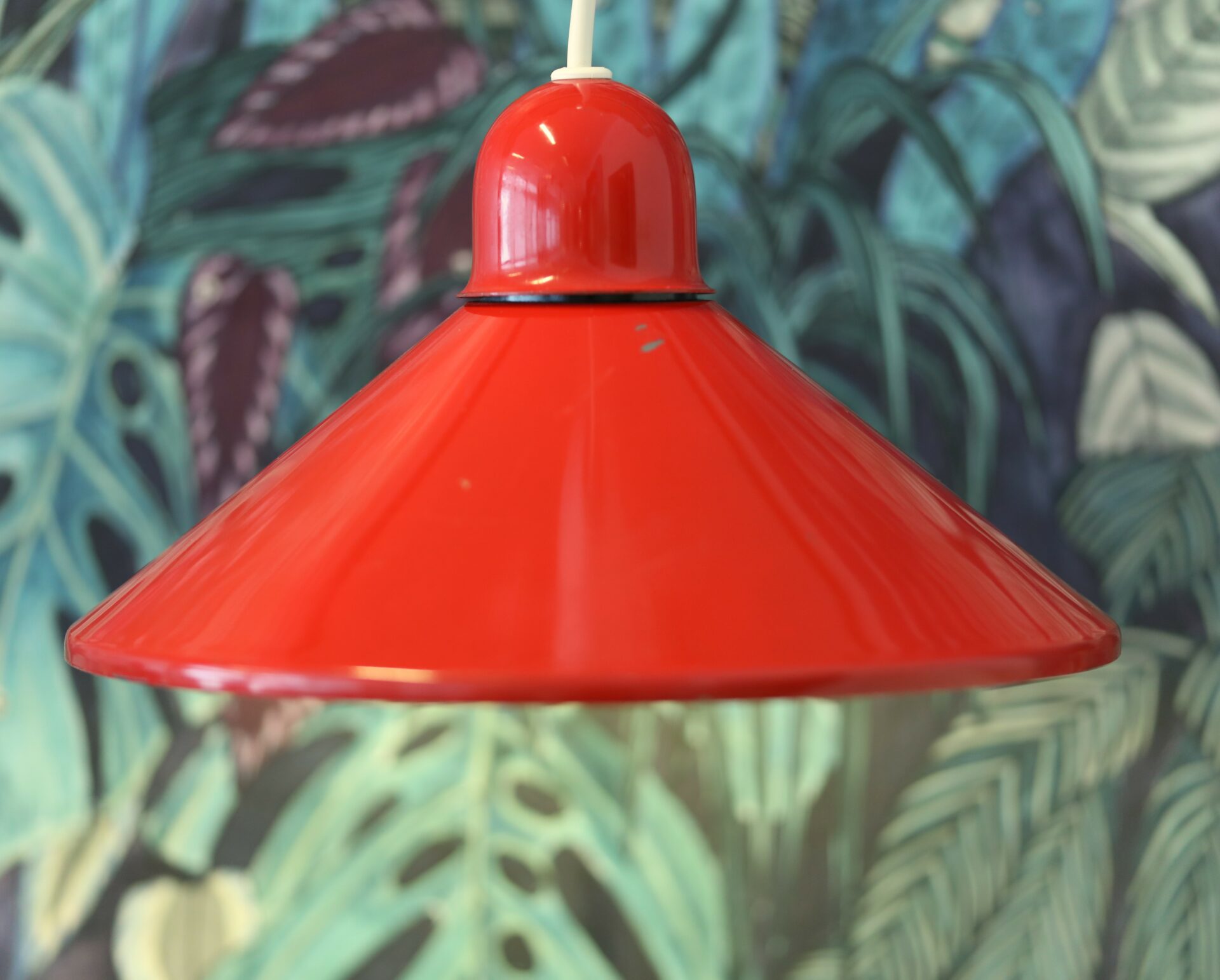 Läs mer om artikeln Horn Belysningar Danmark, lampa i röd emaljerad metall. 23,5 cm ø. Såld.