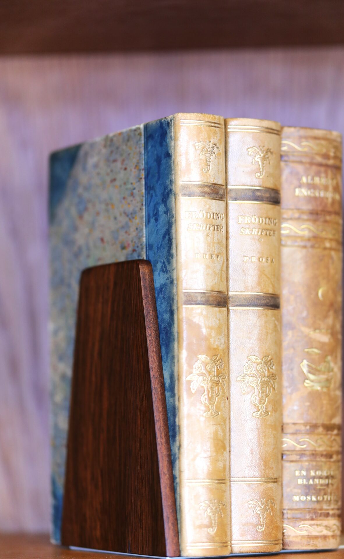 Läs mer om artikeln Kai Kristiansen bokstöd i palisander. 10x14x14 cm