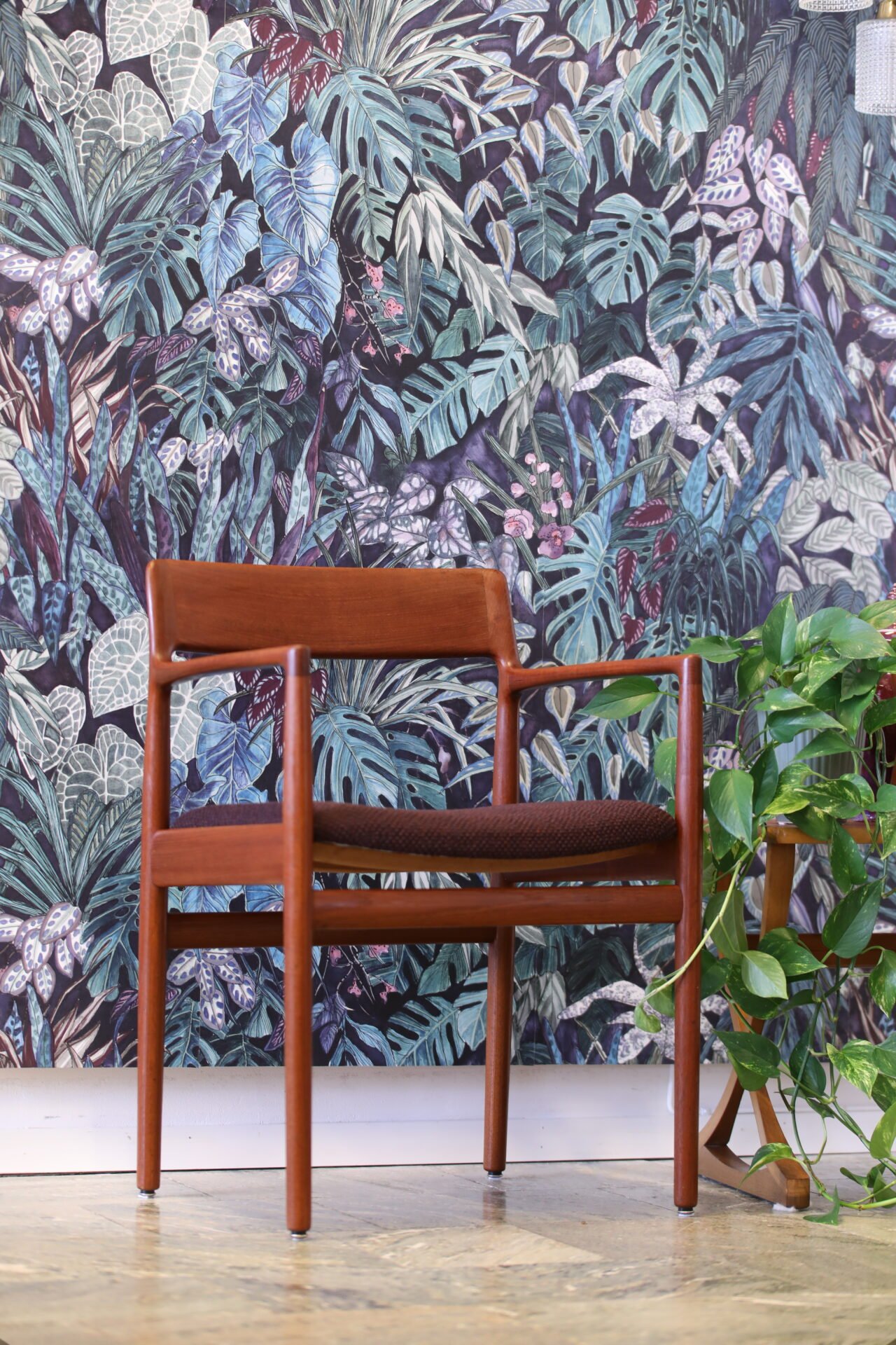 Läs mer om artikeln J. Nørgaard karmstol modell 152 i teak. 54 cm bred