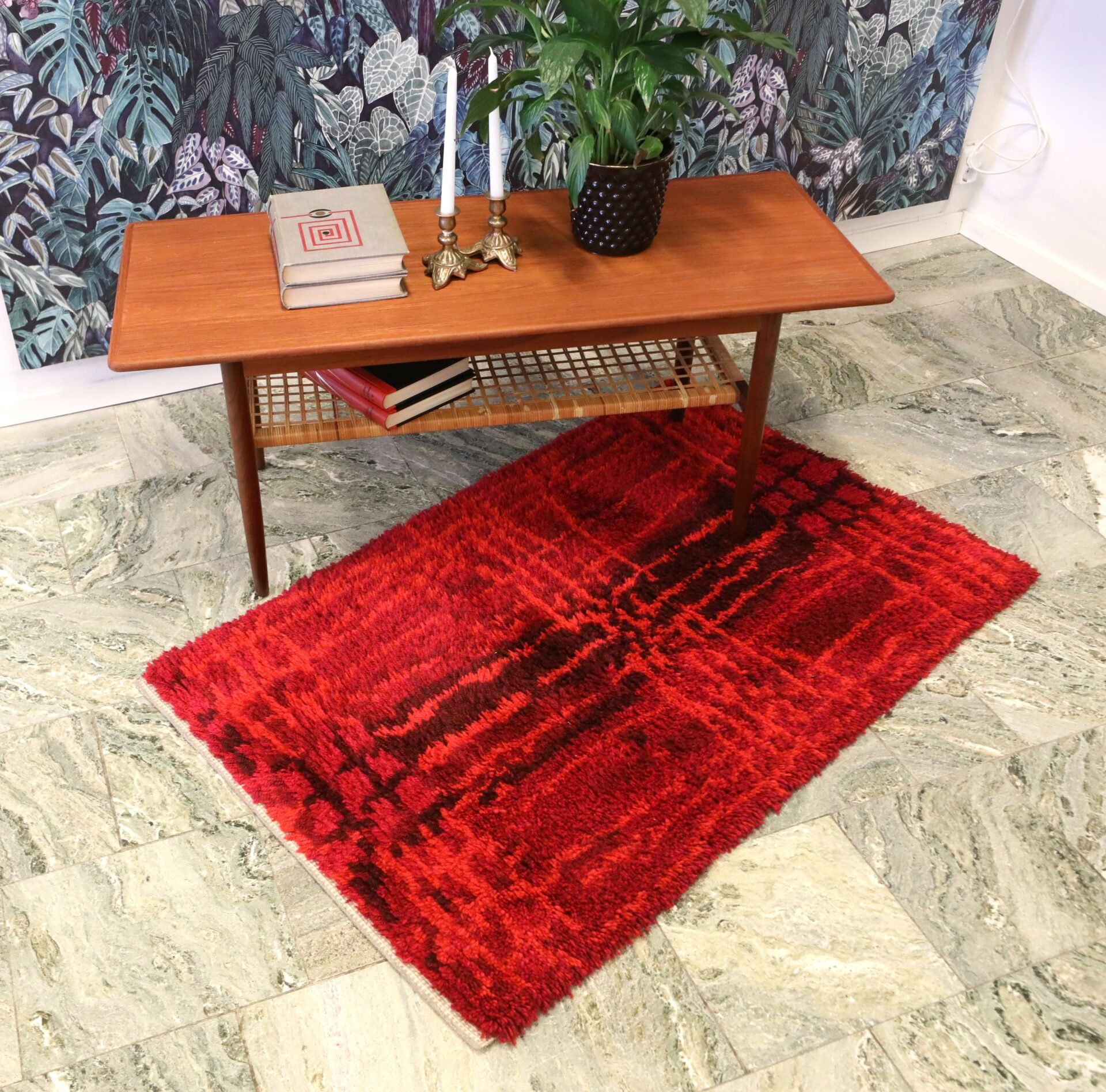 Läs mer om artikeln Handknuten ryamatta i röda toner. 135×85 cm