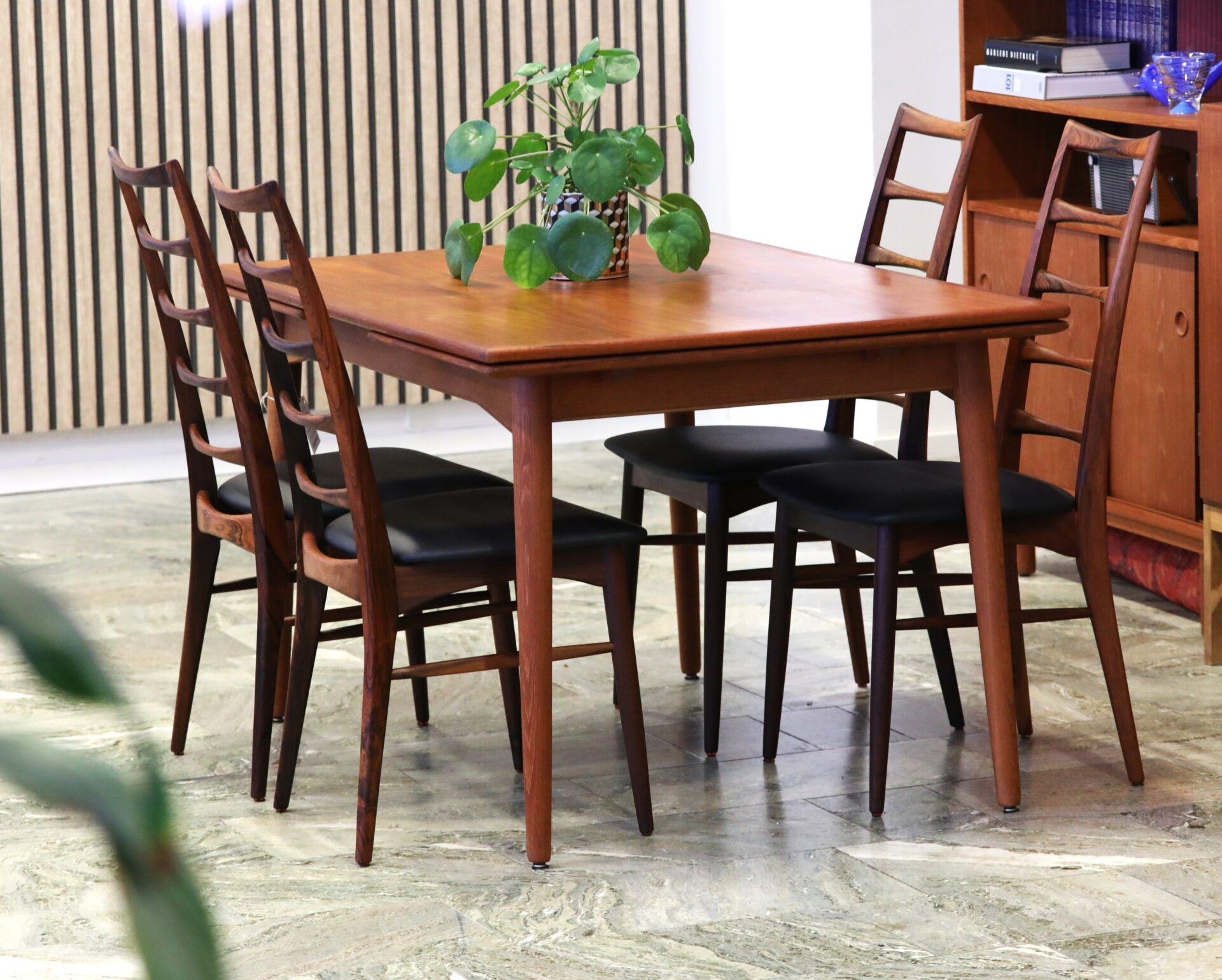 Läs mer om artikeln Niels Koefoed stol Liz i palisander. 47 cm bred