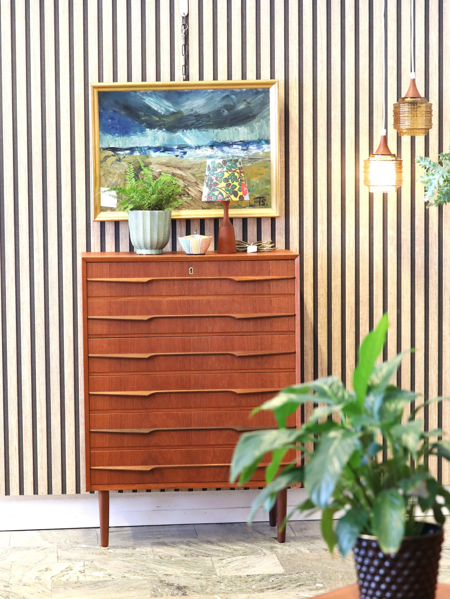 Läs mer om artikeln På ingång! Dansk byrå i teak med dekorativa handtag. 78x41x105 cm