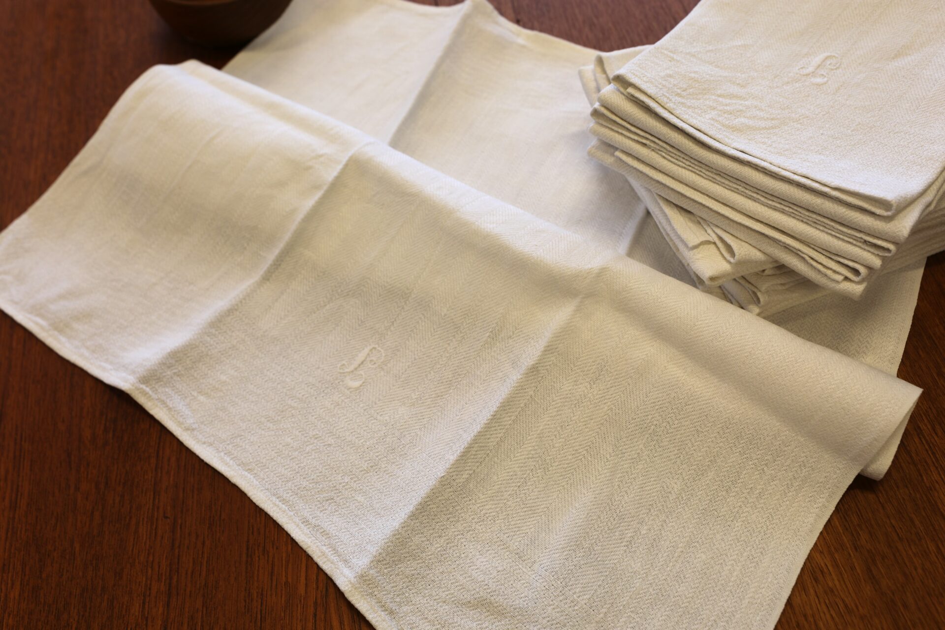 Läs mer om artikeln Handvävda linnehanddukar med fint mönster. 65×53 cm