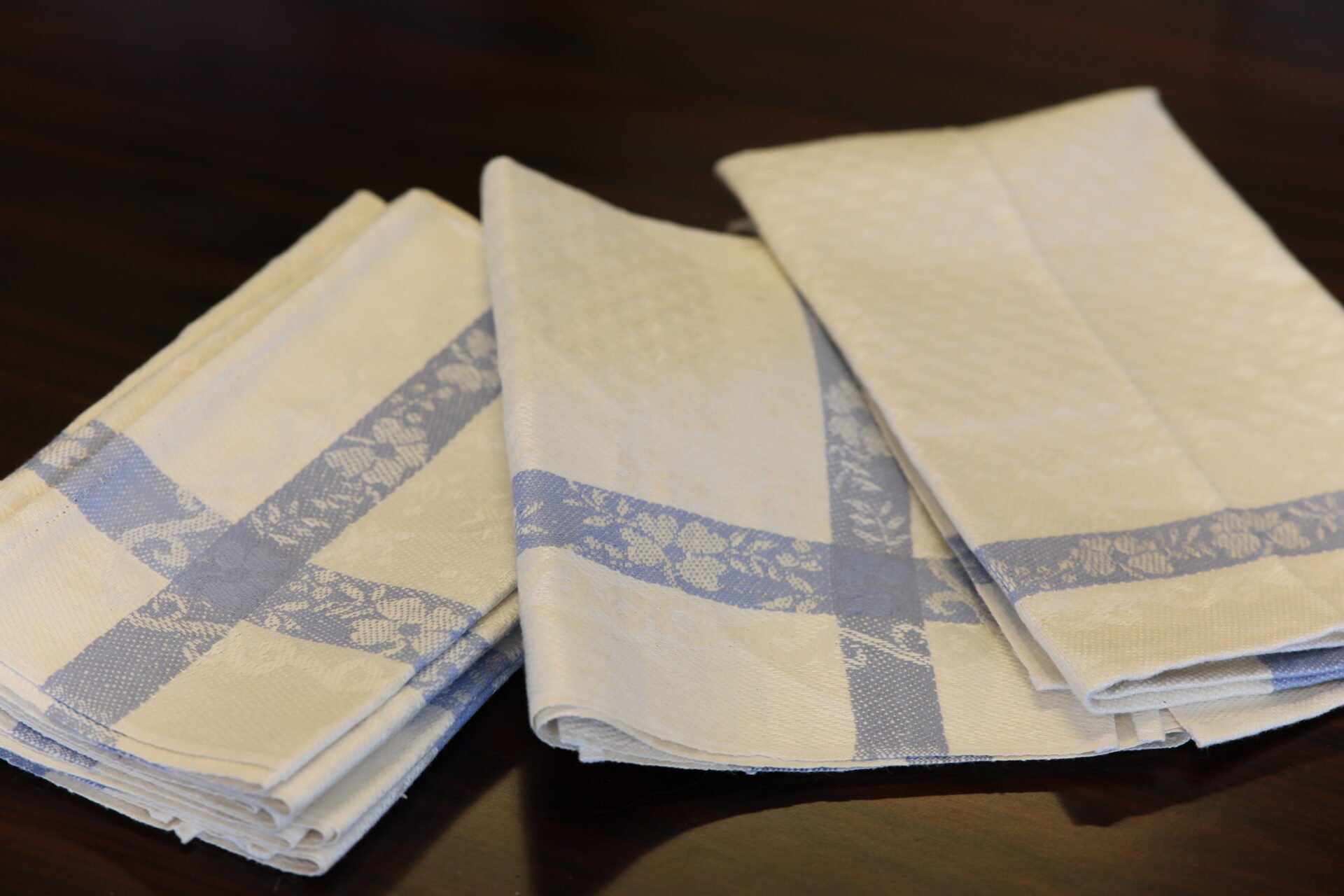 Läs mer om artikeln Sex linneservetter i damastväv. 48×42 cm