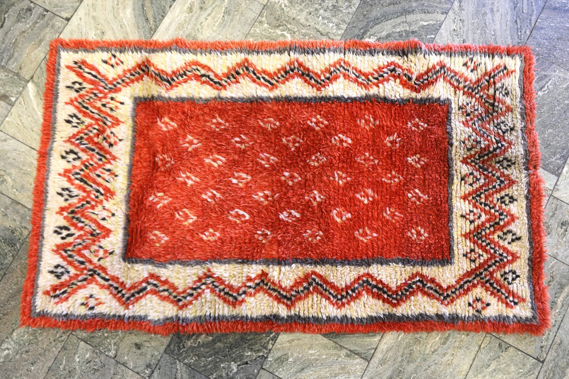 Läs mer om artikeln Ryamatta i ljuvliga 50-talstoner. 175×100 cm