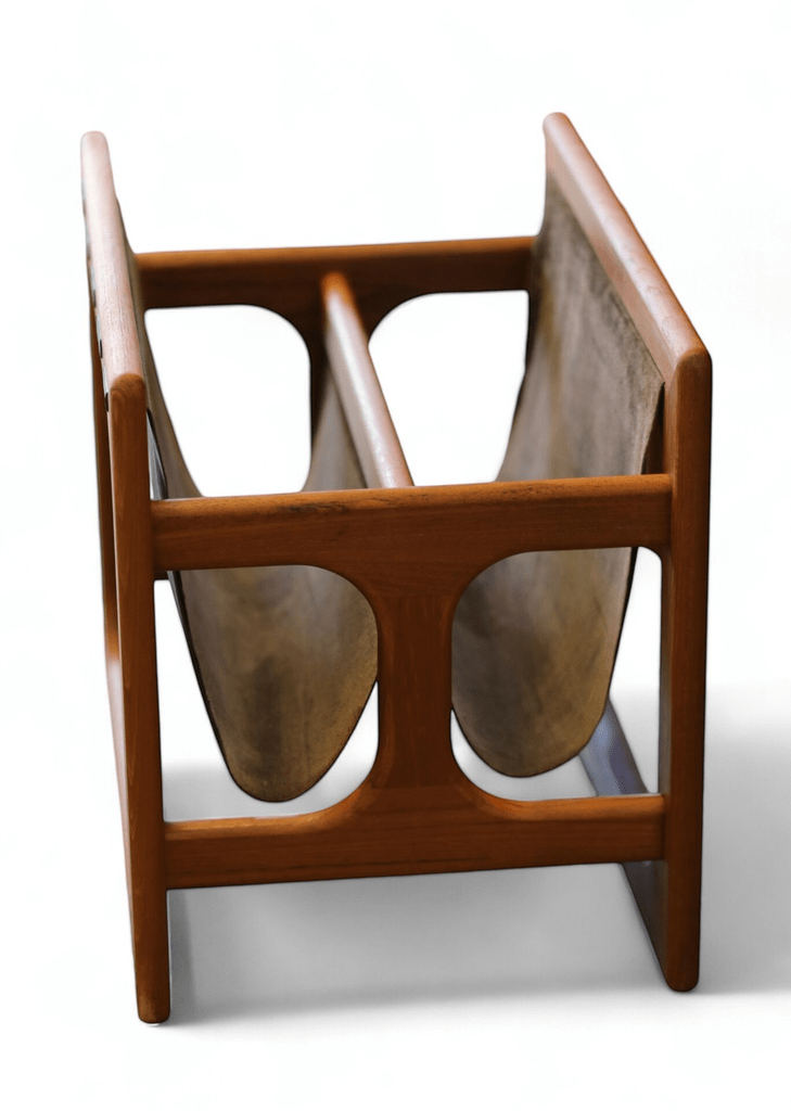 Aksel Kjersgaard magasinhållare i teak Salin Møbler. 52x33x40 cm