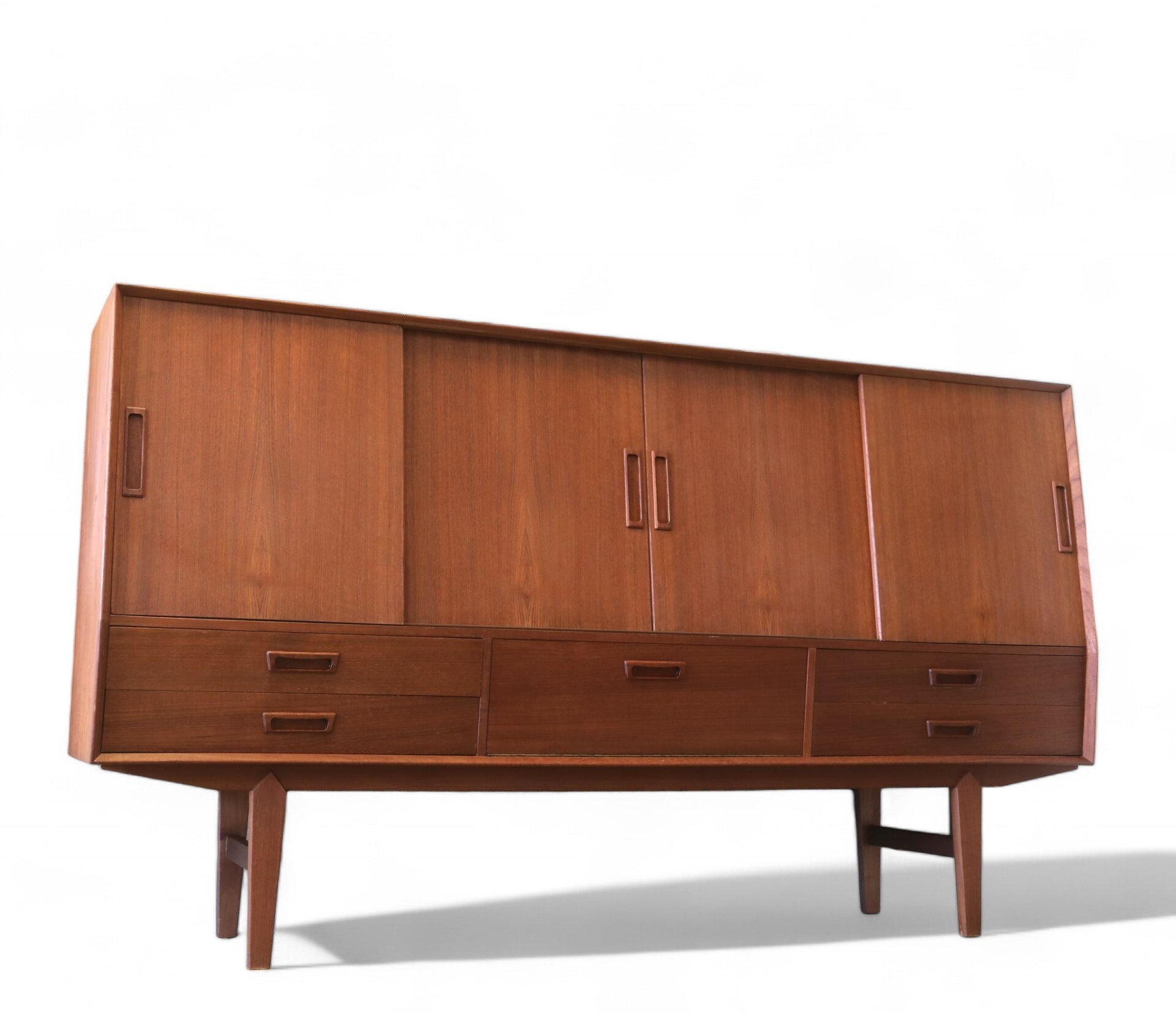 Läs mer om artikeln Wemb Møbelfabrik skåp i teak med barskåp. 199x46x113 cm