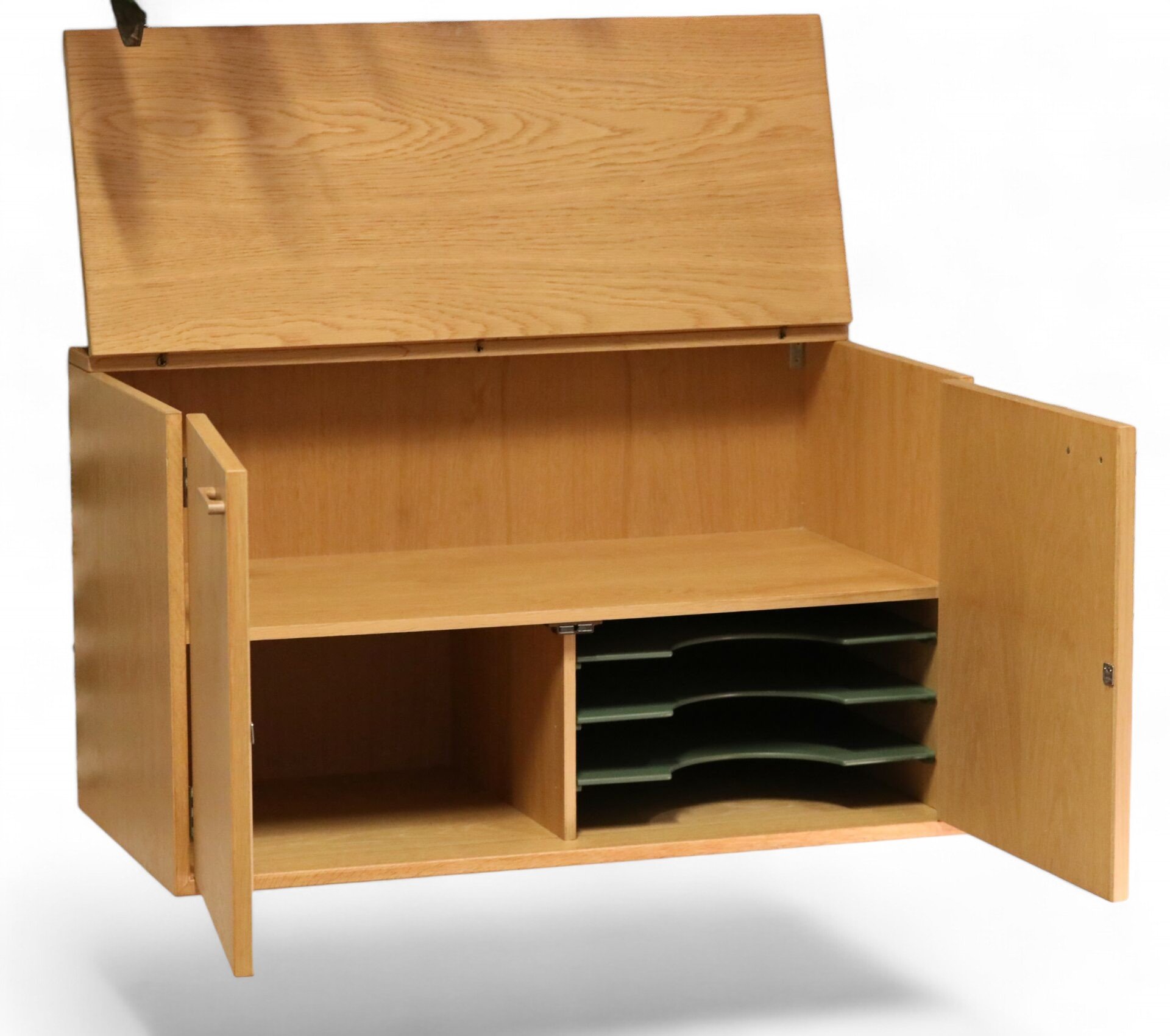 Läs mer om artikeln Kai Kristiansen vägghängt skåp i ek. 86x45x50 cm