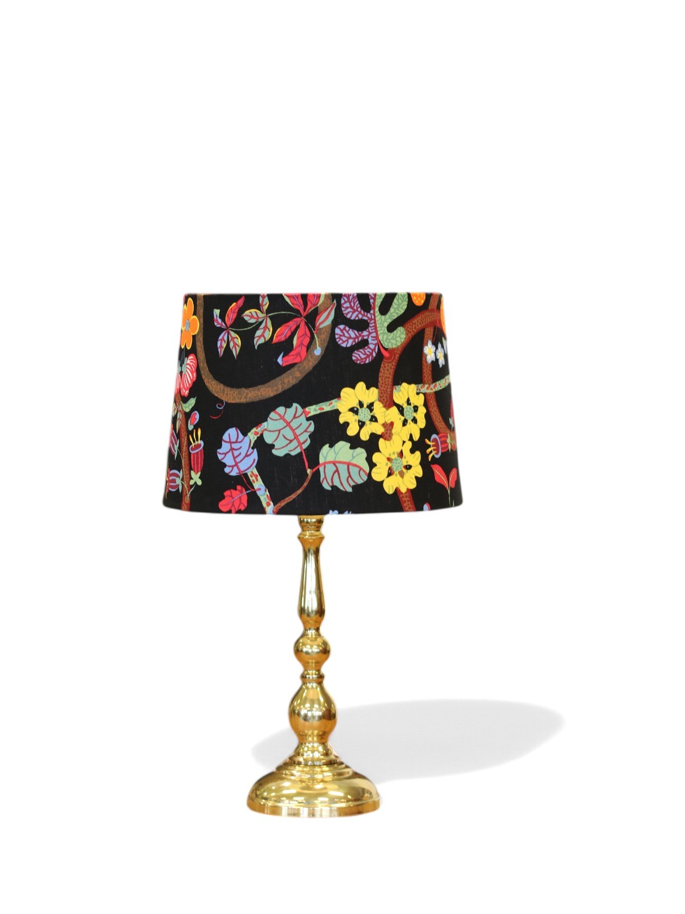 Läs mer om artikeln Lampskärm i mönster Baranquilla av Josef Frank i tyg från Svenskt Tenn