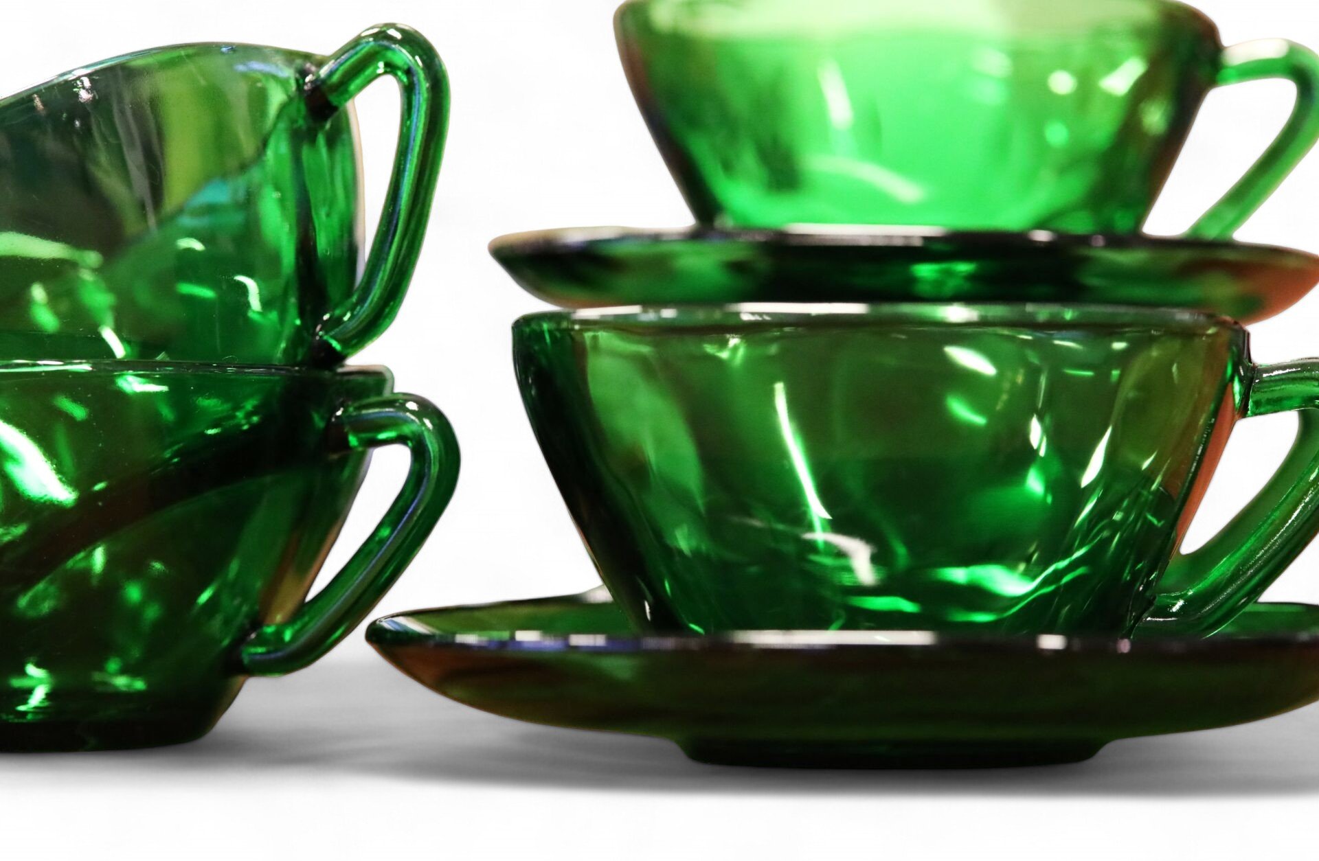 Läs mer om artikeln Vereco kaffekopp & tekopp med fat i grönt, blått och brunt glas