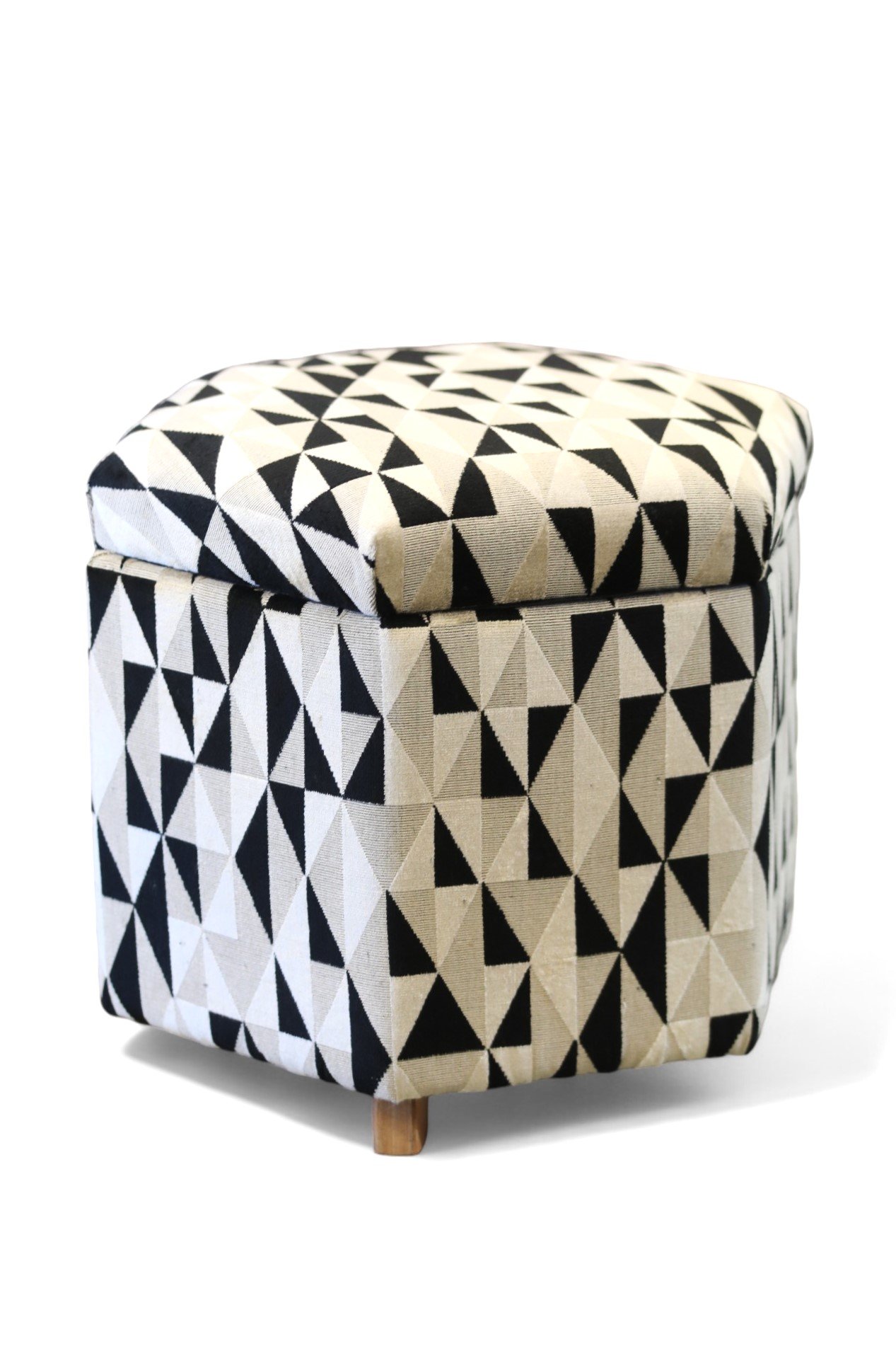 Läs mer om artikeln Sypall klädd i Arlina Pierre Frey Paris. 47x47x42 cm