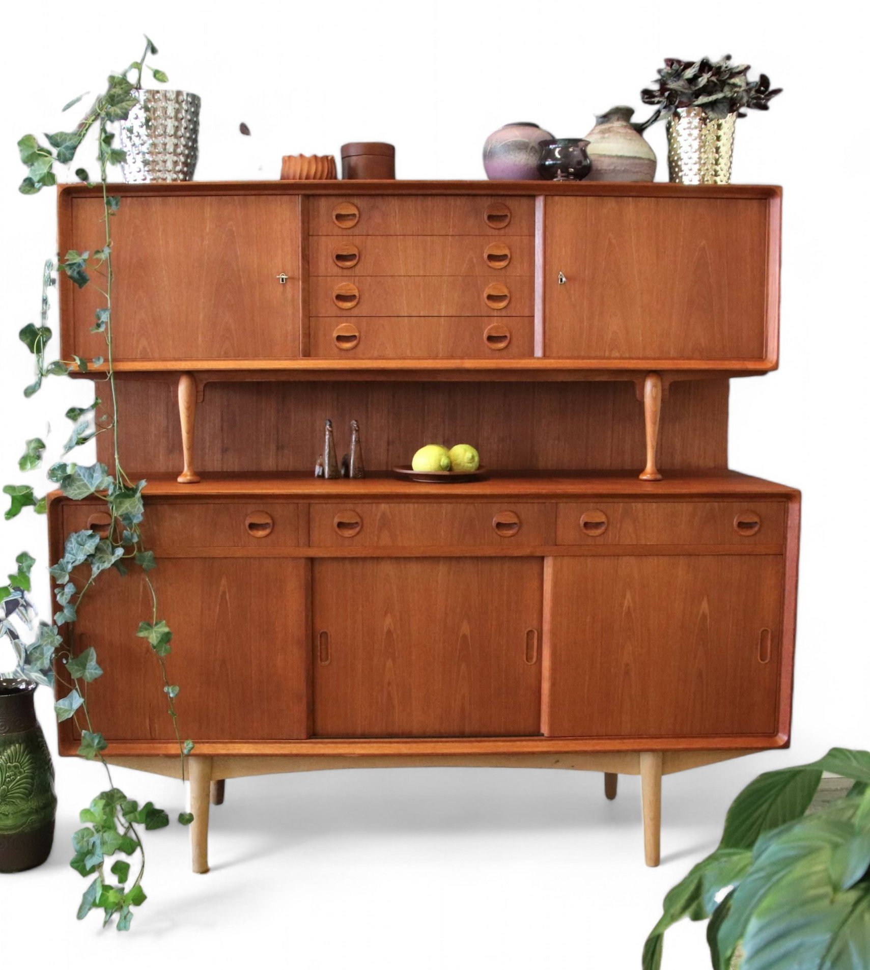 Läs mer om artikeln På lager! Danskt stilrent skåp i teak. 155x50x147 cm