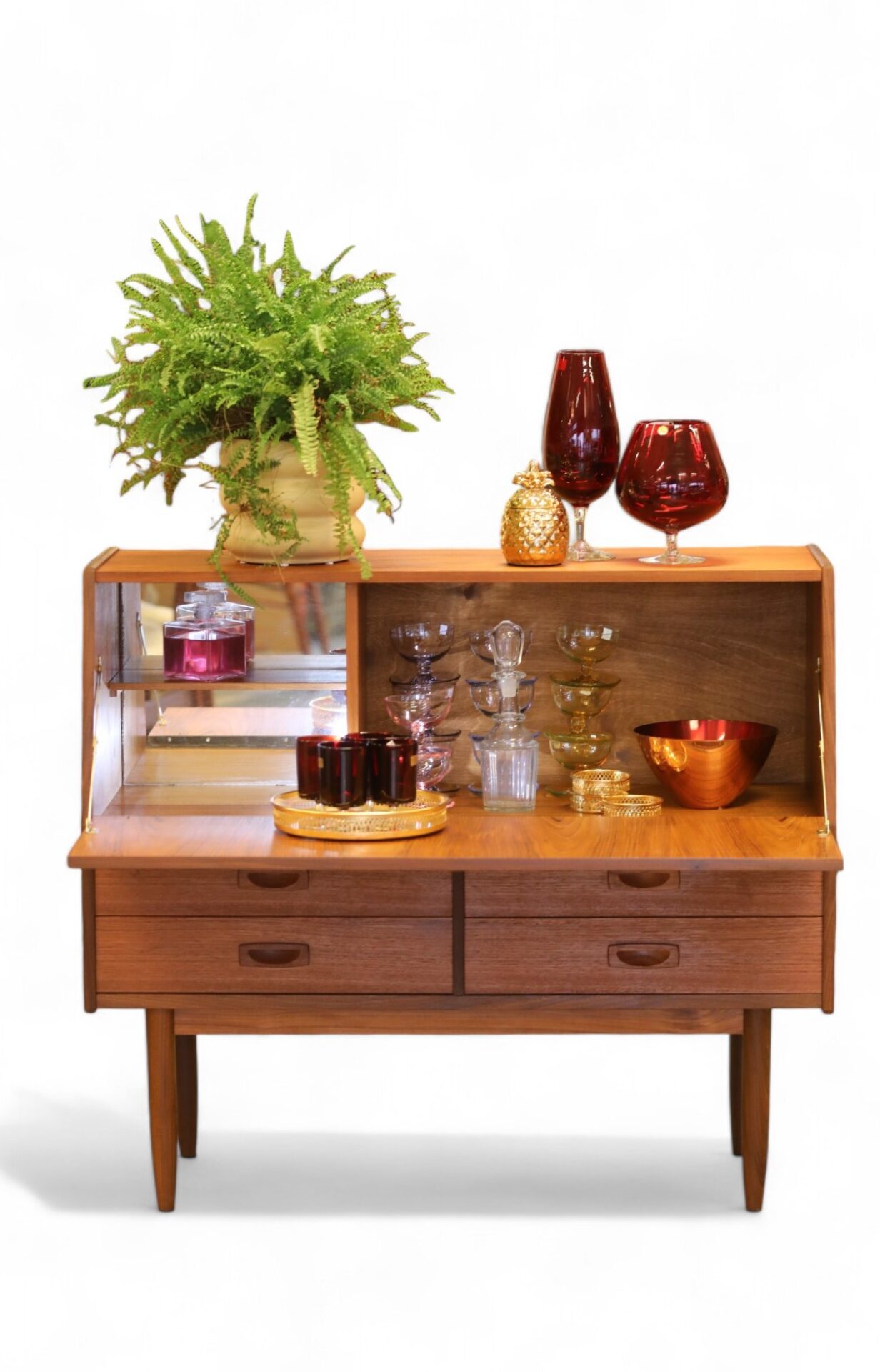 Läs mer om artikeln Danskt barskåp i teak med snedställd front. 103x40x90 cm