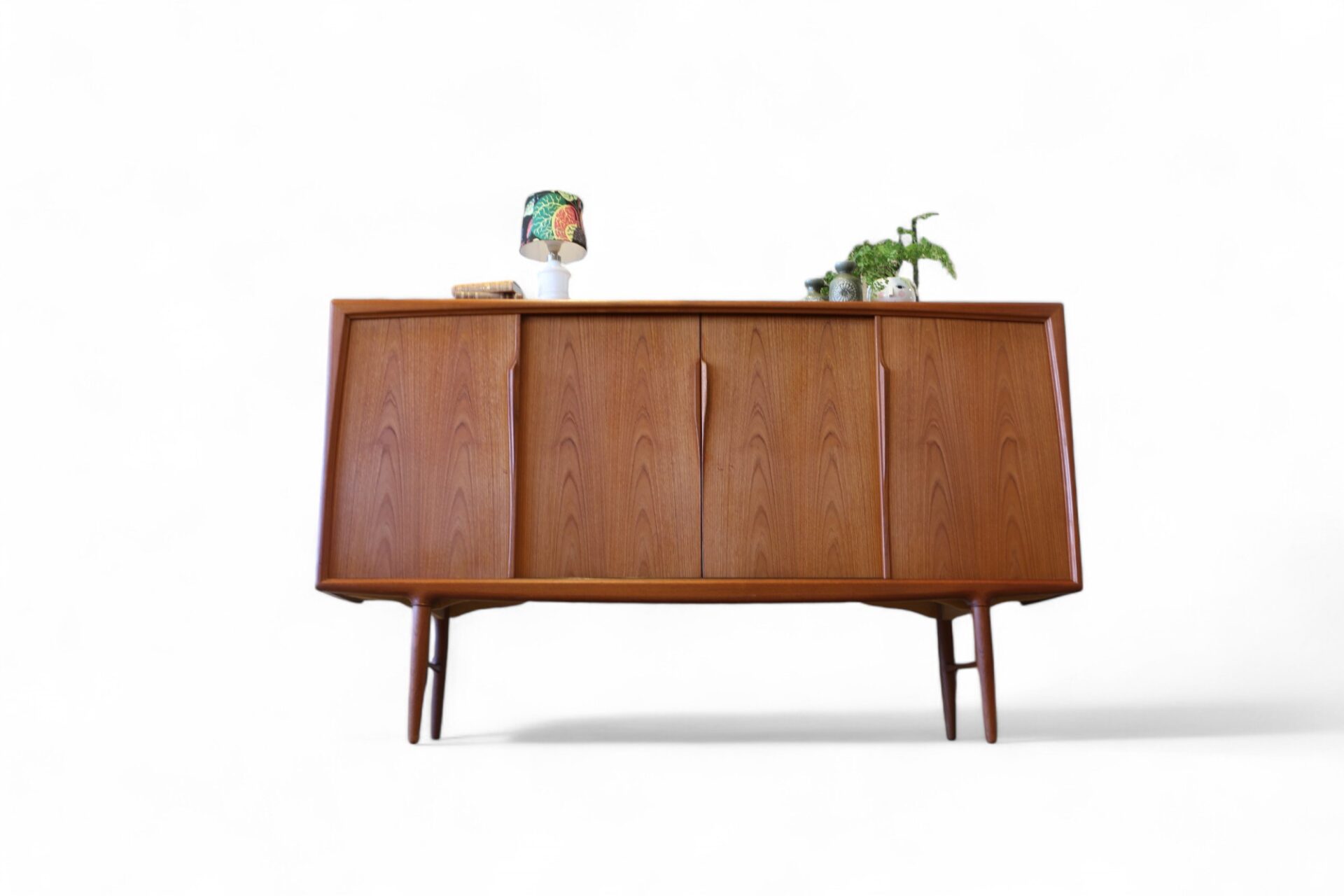 Läs mer om artikeln Axel Christensen ACO Møbler skåp i teak. 200x47x118 cm