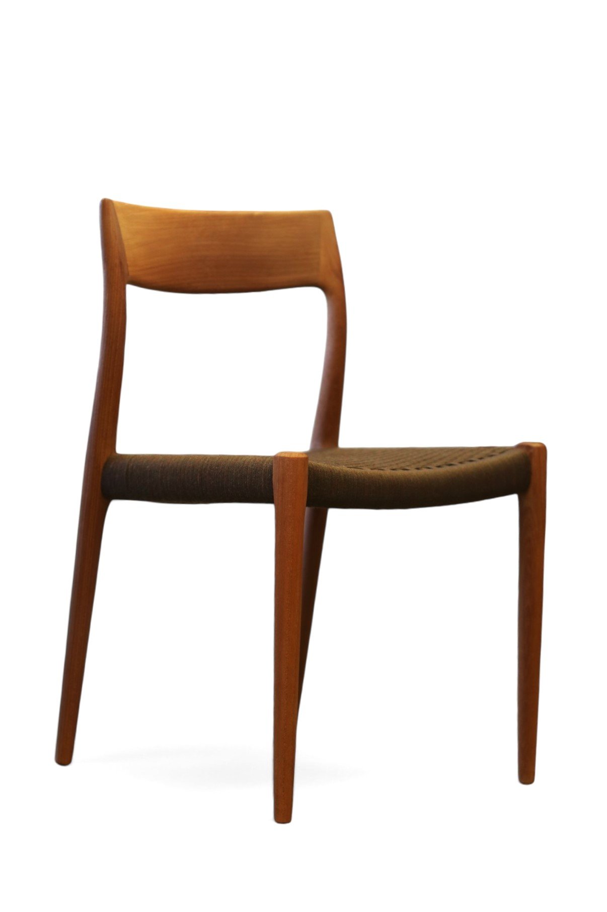 Läs mer om artikeln Niels Møller stol modell 77 teak med flätad sits. 49 cm bred