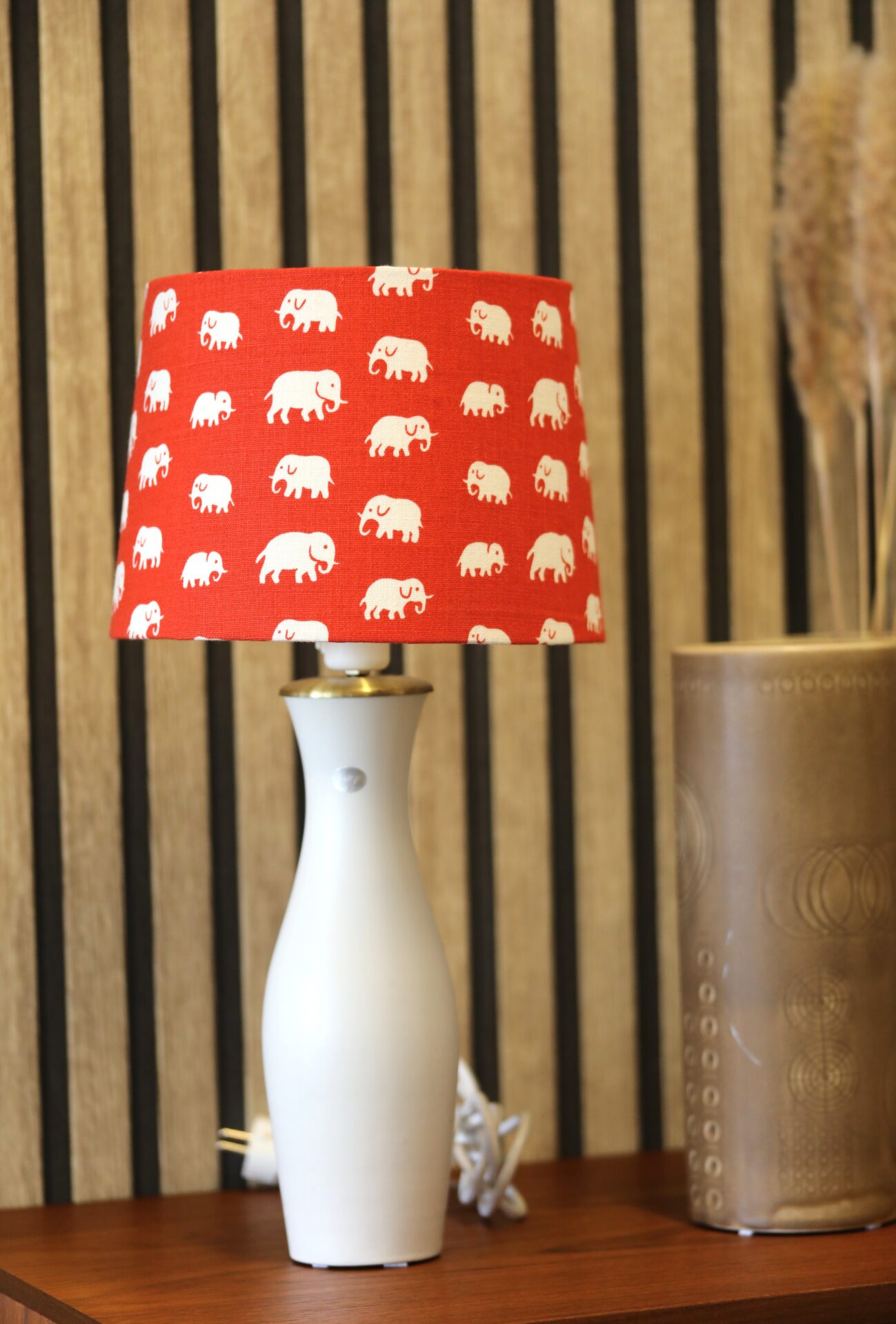 Läs mer om artikeln Lampskärm i mönster Elefant av Estrid Ericson i tyg från Svenskt Tenn