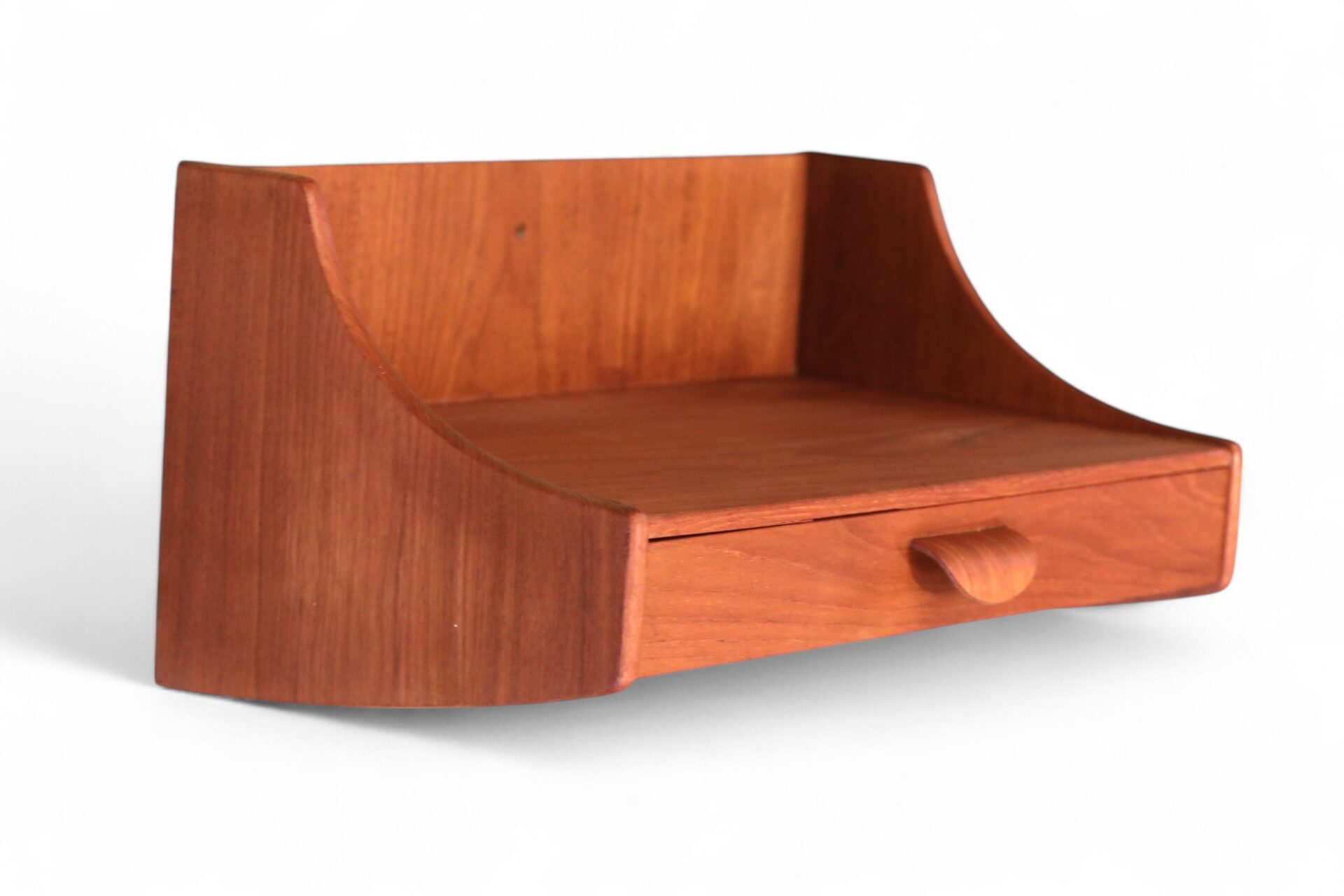 Läs mer om artikeln Vägghängt danskt nattduksbord/hylla i teak. 43x28x23 cm