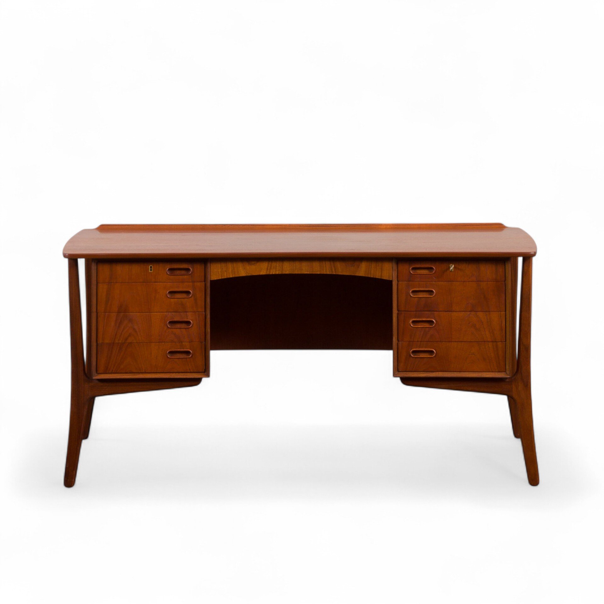 Läs mer om artikeln På ingång! Svend Aage Madsen skrivbord för H.P Hansen. 153x75x73 cm