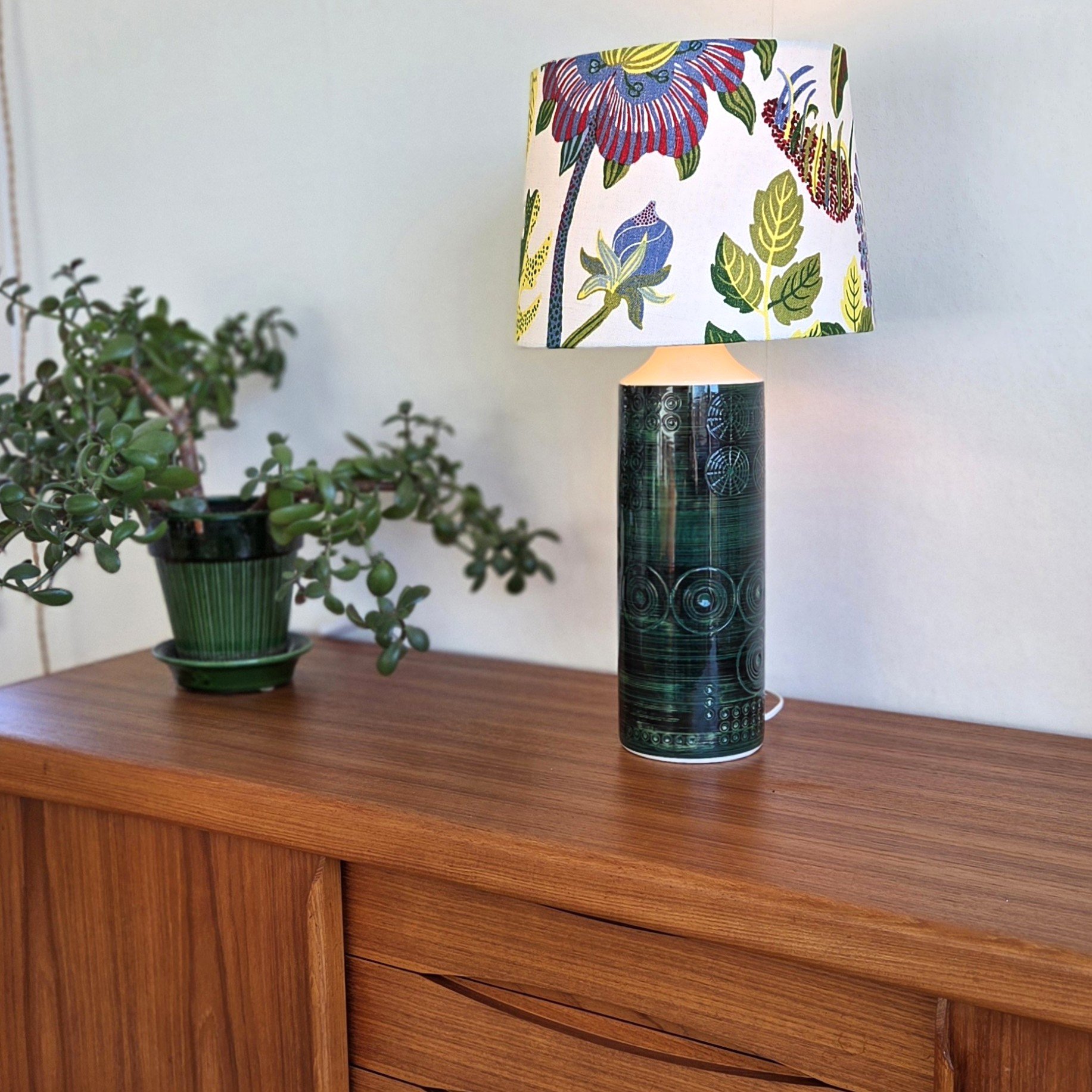 Läs mer om artikeln Lampskärm Exotic Butterfly linne Josef Frank. 30 cm ø