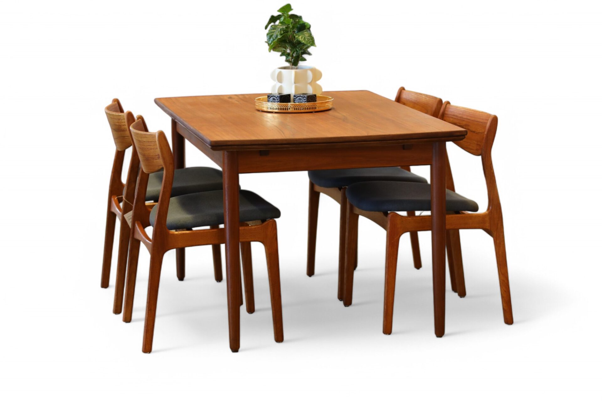 Läs mer om artikeln Danskt matbord i teak med utdragsskivor. 140x90x75+2×51.5 cm. Såld