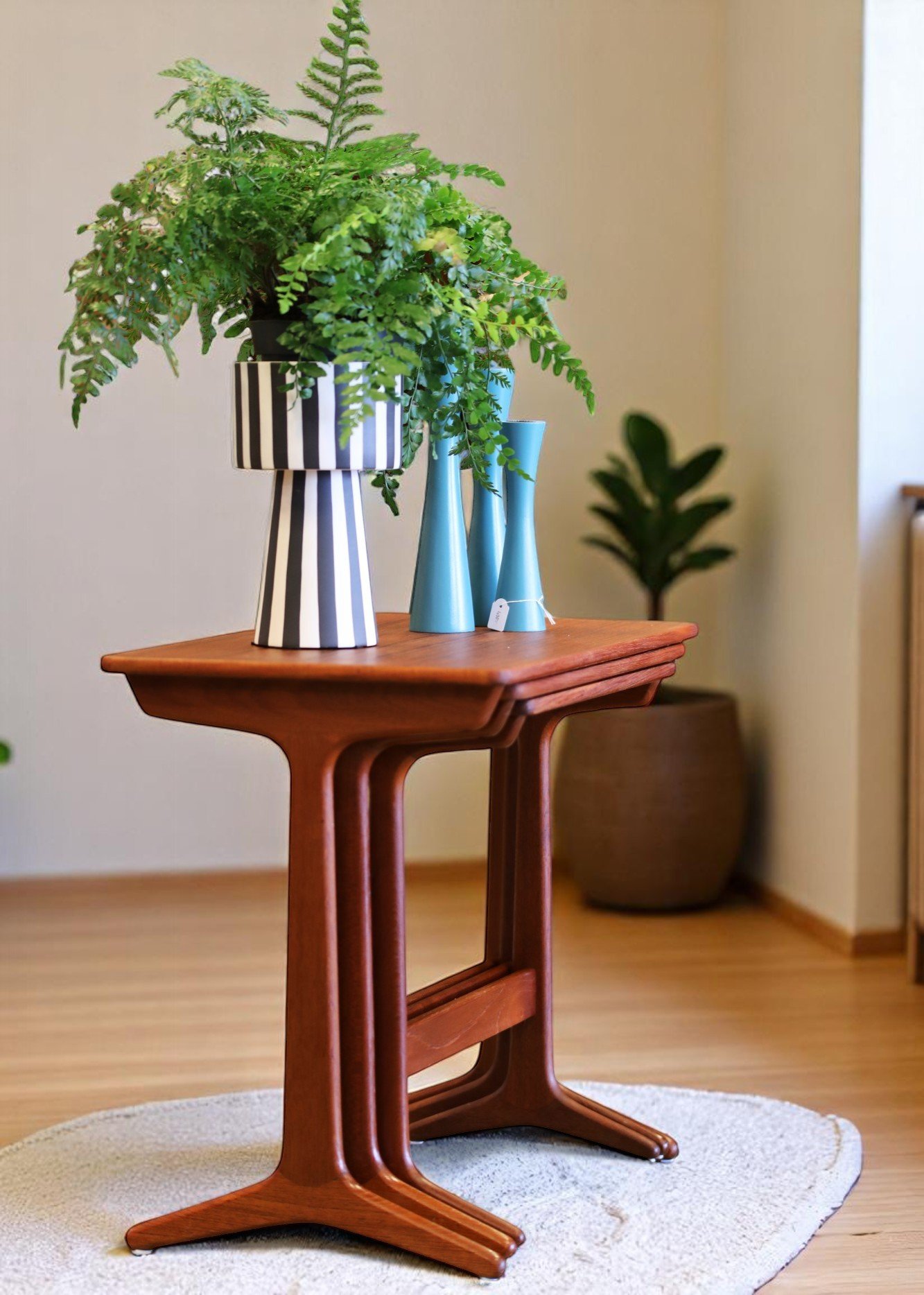 Läs mer om artikeln Erling Torvits Danmark satsbord i teak. 58x36x51 cm