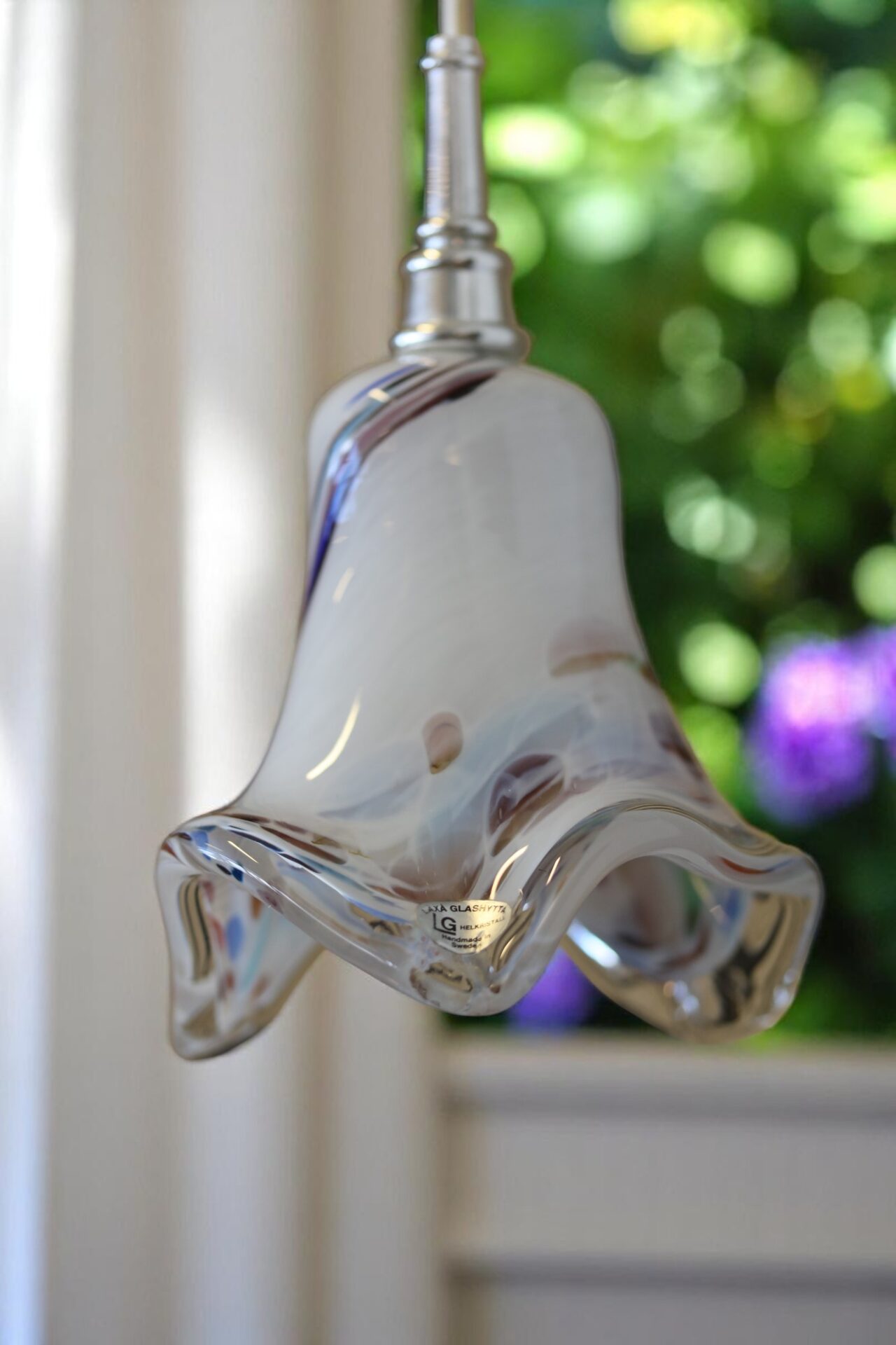 Läs mer om artikeln Hängande fönsterlampa från Laxå Glashytta. 22 cm hög inkl knopp