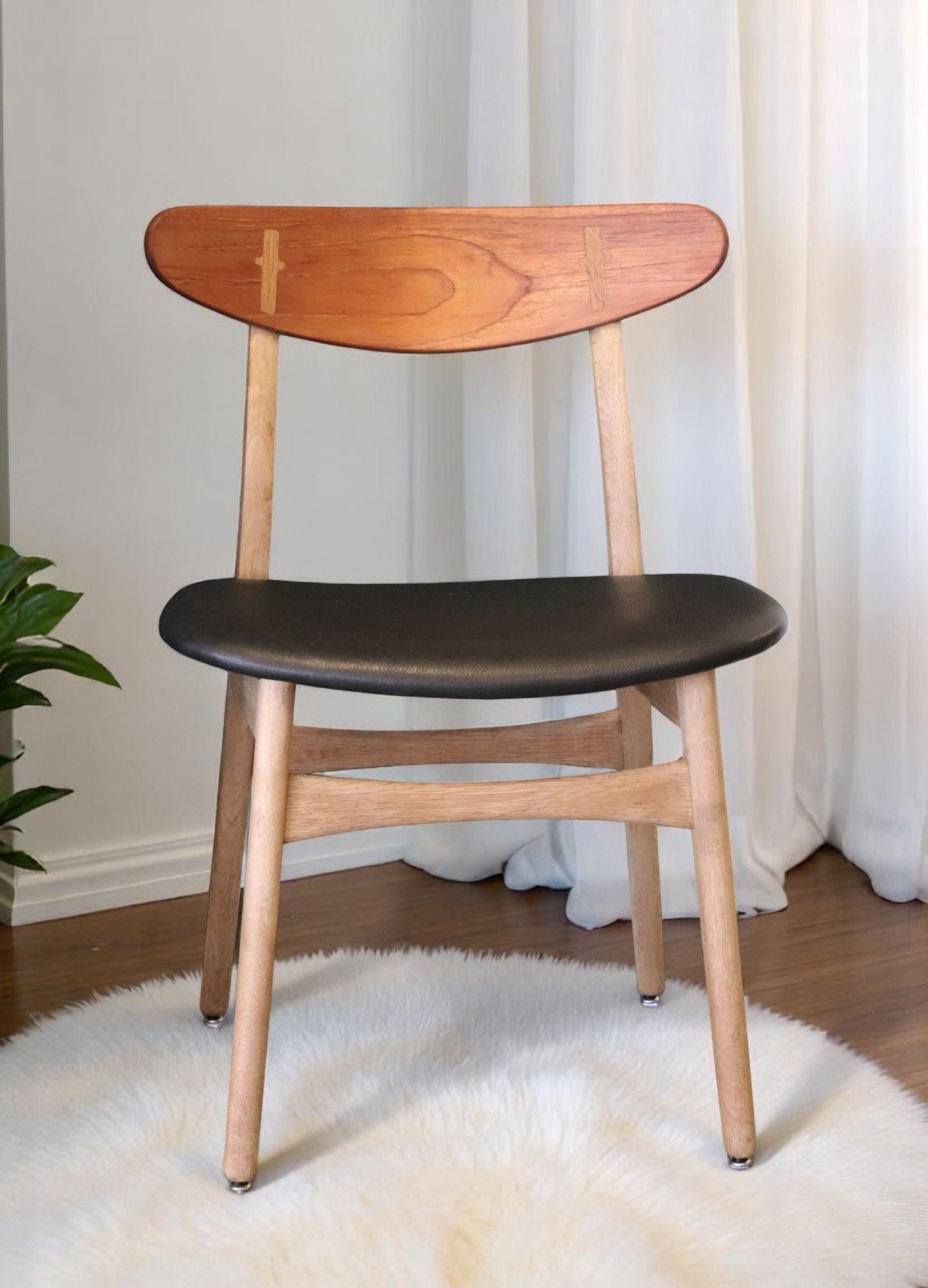 Läs mer om artikeln Hans J Wegner stol modell CH30 i teak och ek. 52 cm bred