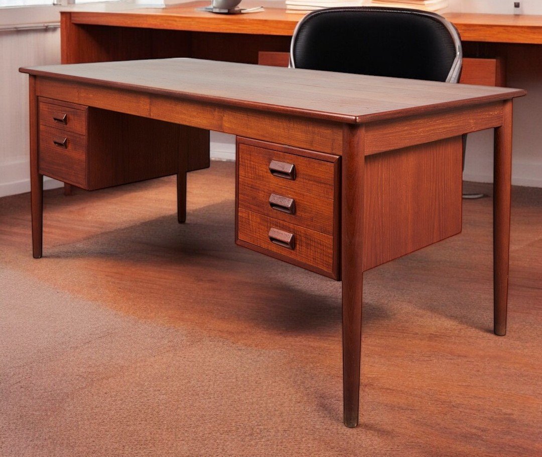 Läs mer om artikeln På ingång! Børge Mogensen skrivbord i teak. 165x80x74 cm