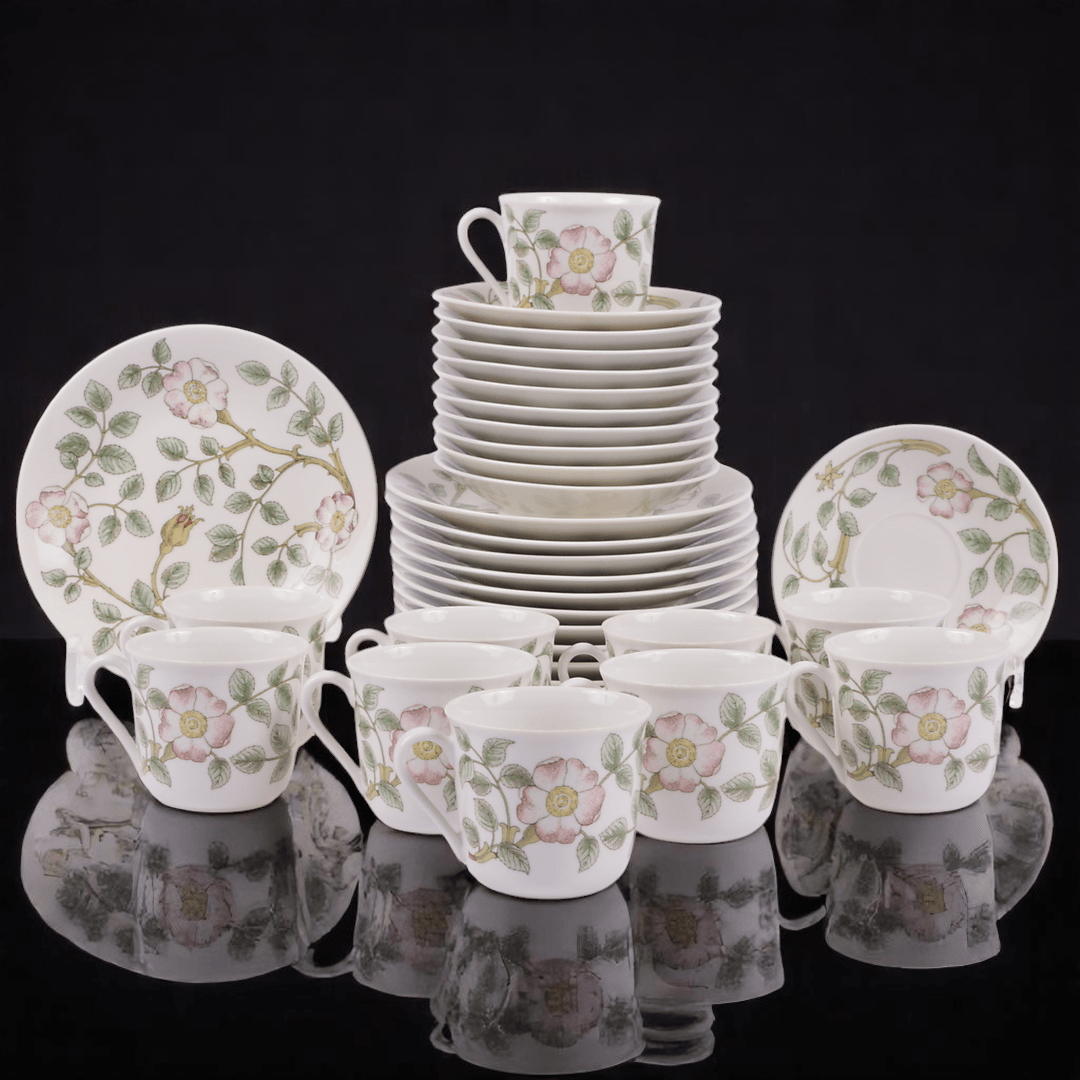 Läs mer om artikeln Nyponros Rörstrand Jackie Lynd kaffekopp och assiett