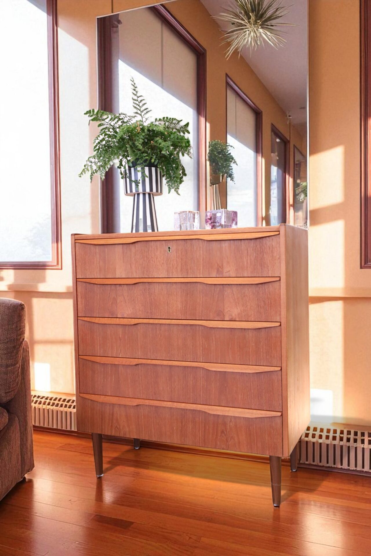 Läs mer om artikeln Dansk byrå i teak med fem lådor. 79x40x92 cm. Reserverat