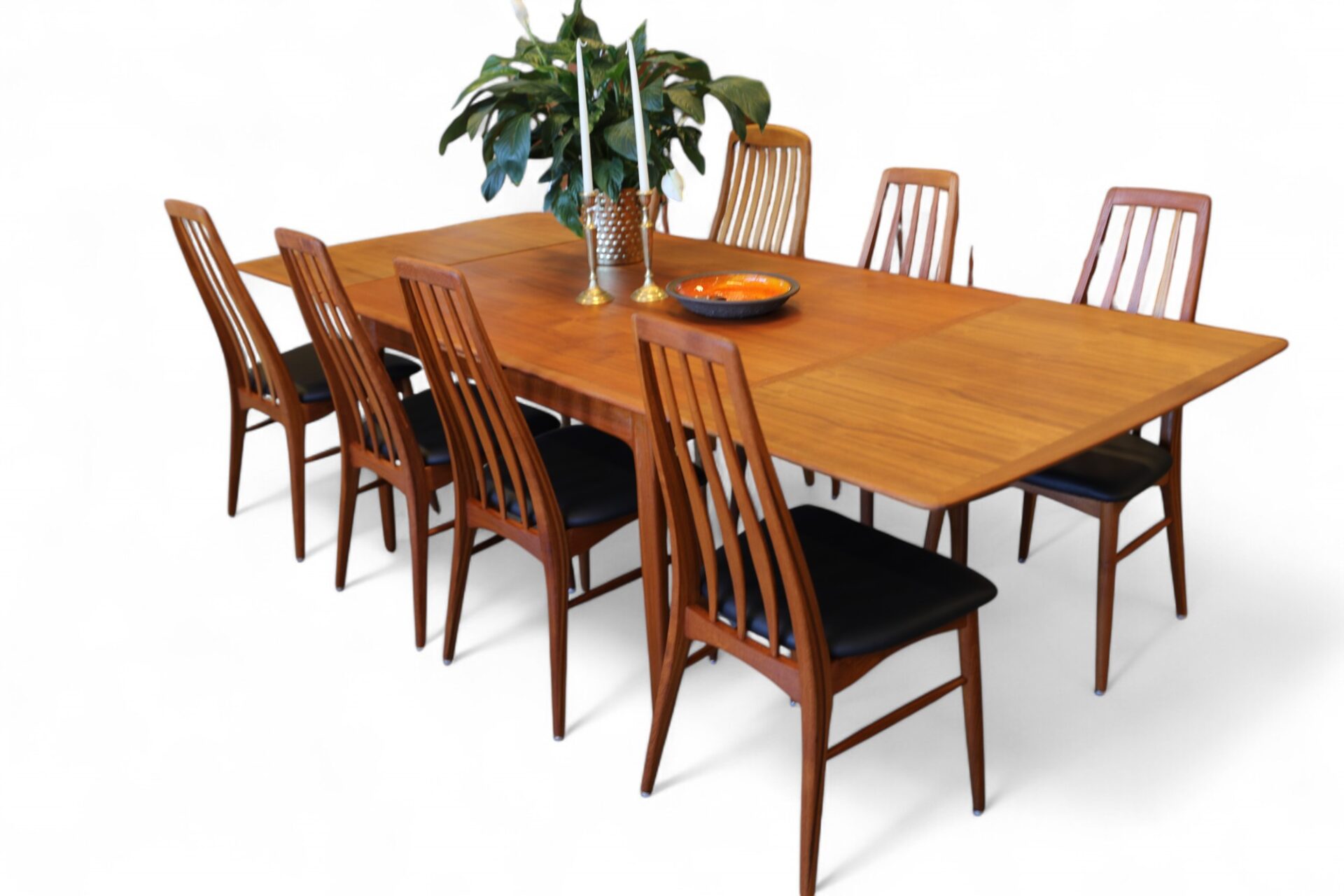 Läs mer om artikeln Svend Aage Madsen brett matbord i teak. 145x112x73+2×56 cm