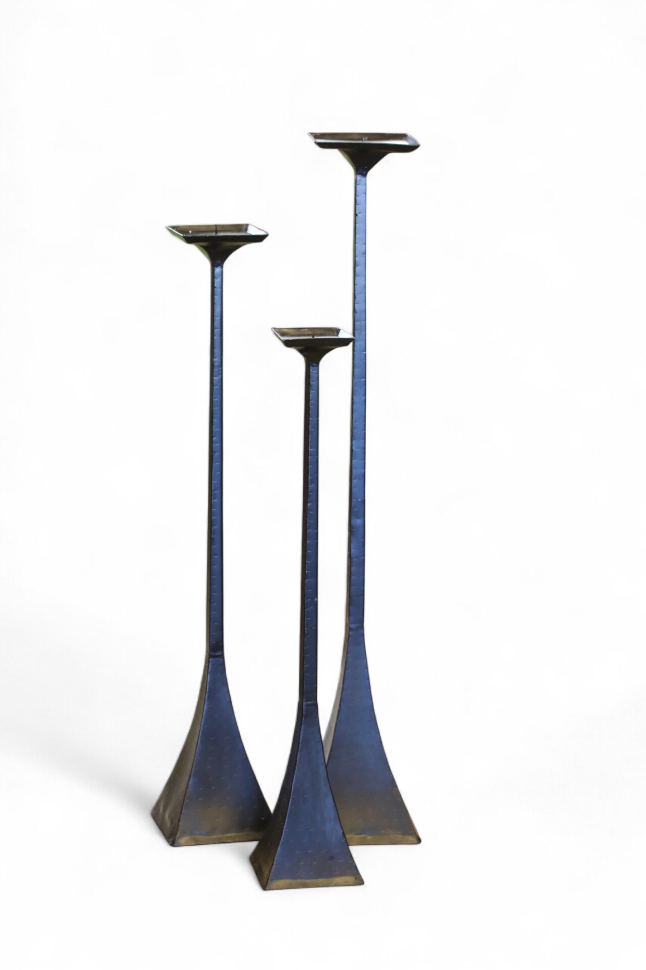 Läs mer om artikeln Tre golvljusstakar i svart metall. 92-122 cm höga